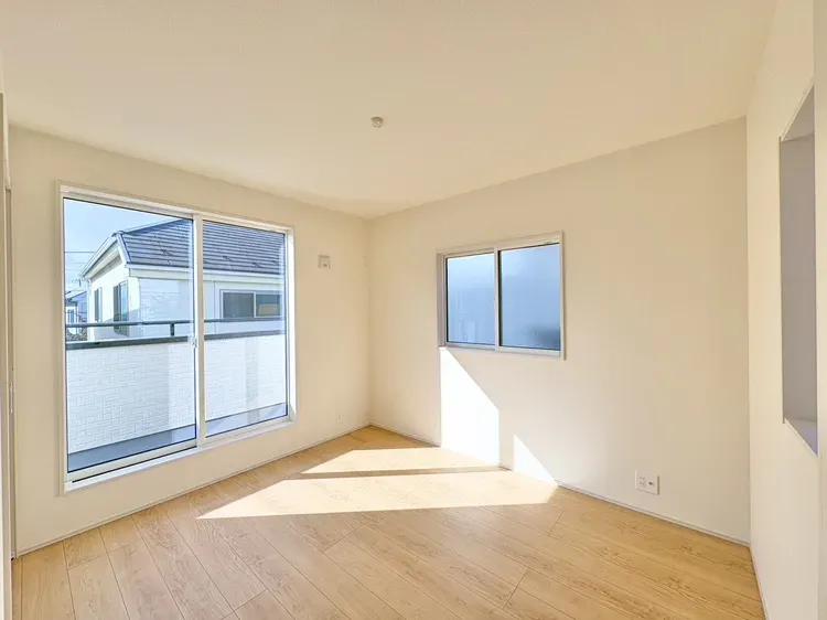 【5.25帖　洋室】
南向きバルコニーに行き来が可能です。風通りがよく快適に過ごせます。
