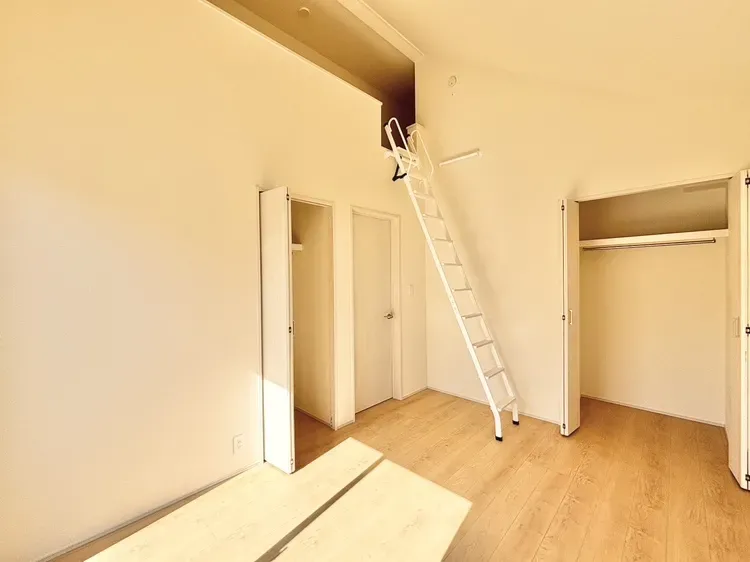 【ロフト付き洋室　6帖】
ロフト付き洋室は勾配天井を採用しており、開放感あふれる主寝室として多くのお客様より喜ばれております。
ロフトも季節ものの収納等、便利です!
