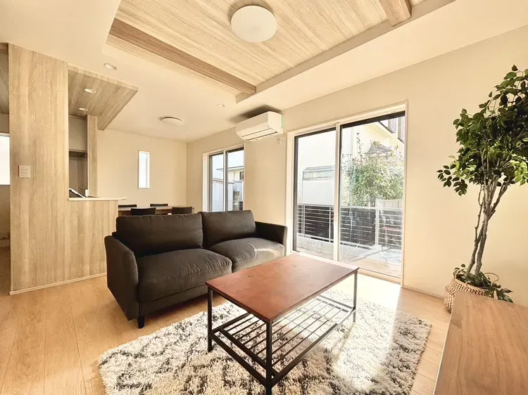 【2号棟LDK:15.25帖】
広々とした空間を演出する織り上げ天井を採用しております。
南側から暖かい陽光が差し込み、明るく静かで過ごしやすい住環境が最大のポイントです!
