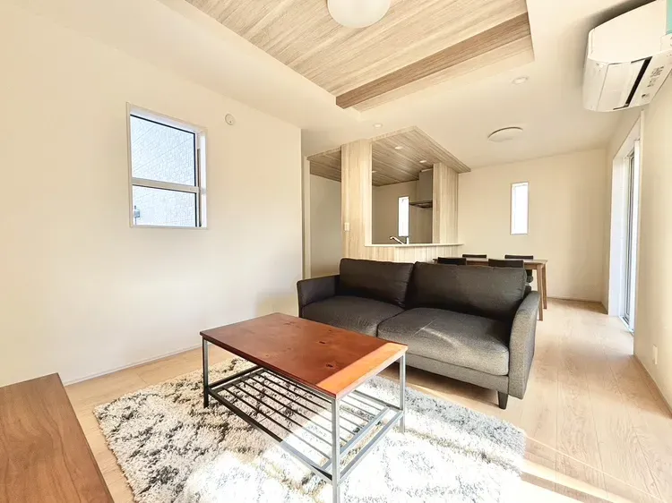 【モデル家具設置済み♪】
ご案内の際にはソファーでくつろぎながら、物件のご説明やお客様のご不安点や将来の資金計画等、何でもご相談ください!
