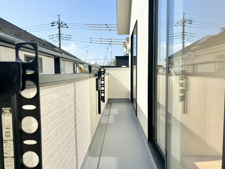 【南向きバルコニー】
全棟南向きバルコニーです!
日当たりが良く、2部屋から行き来可能な、続きバルコニーです♪
洗濯物もよく乾きます!