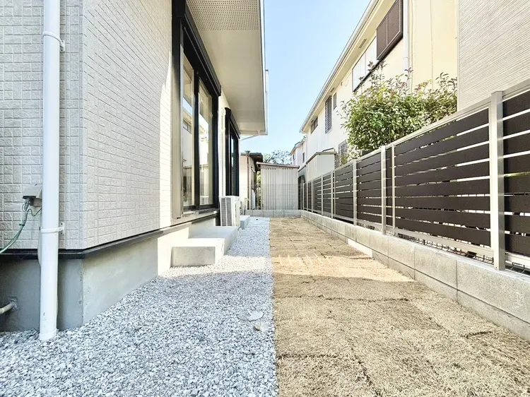 【庭】
約10㎡の庭ではガーデニングや、お子様と遊ぶスペースとして最適です!大きな物置も設置可能で、様々な用途に利用可能です
