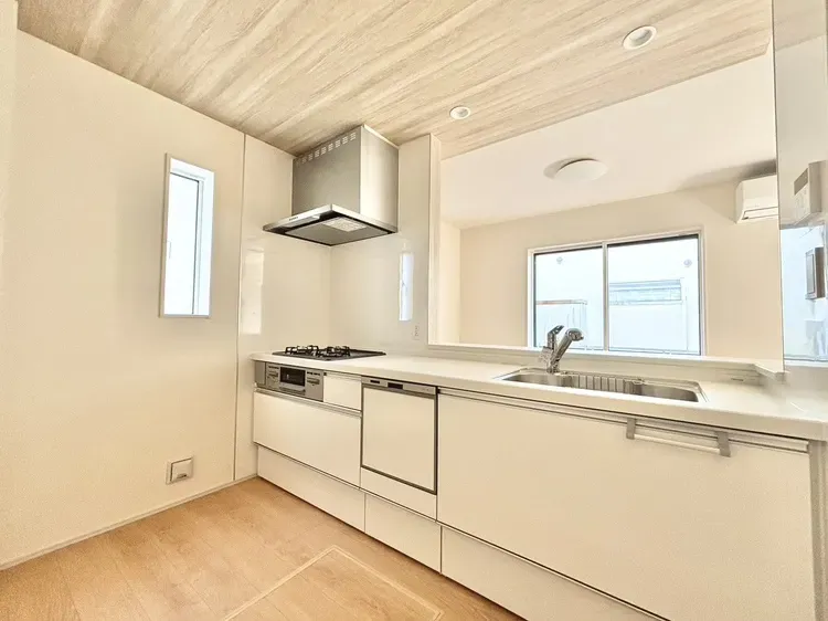 【キッチン】
作業台が広く使いやすいキッチンを採用しております。
対面キッチンとなっており、料理中も家族団らんが可能です!
各種キッチン設備も豊富です!
