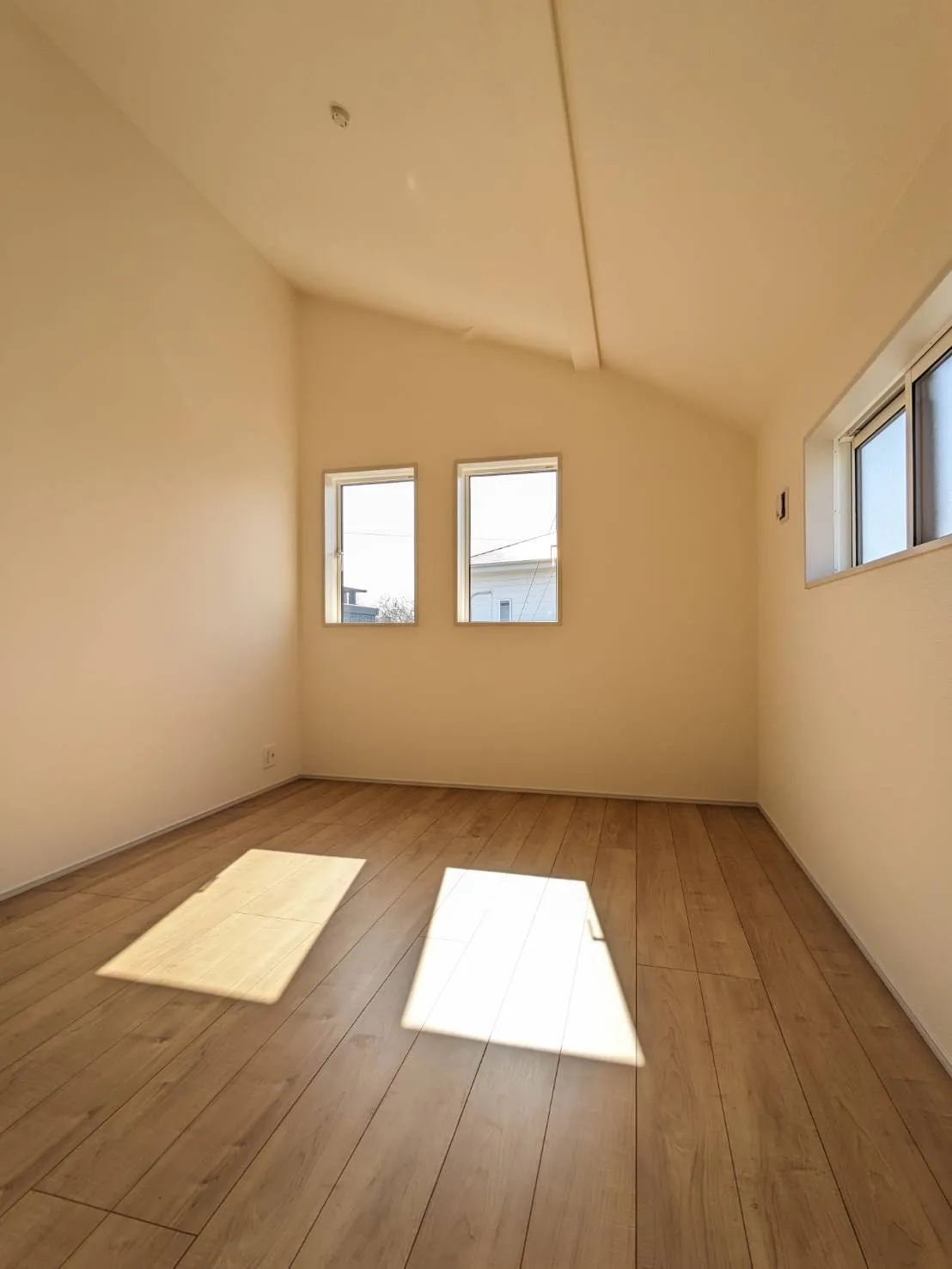 ◇2階部屋(勾配天井)