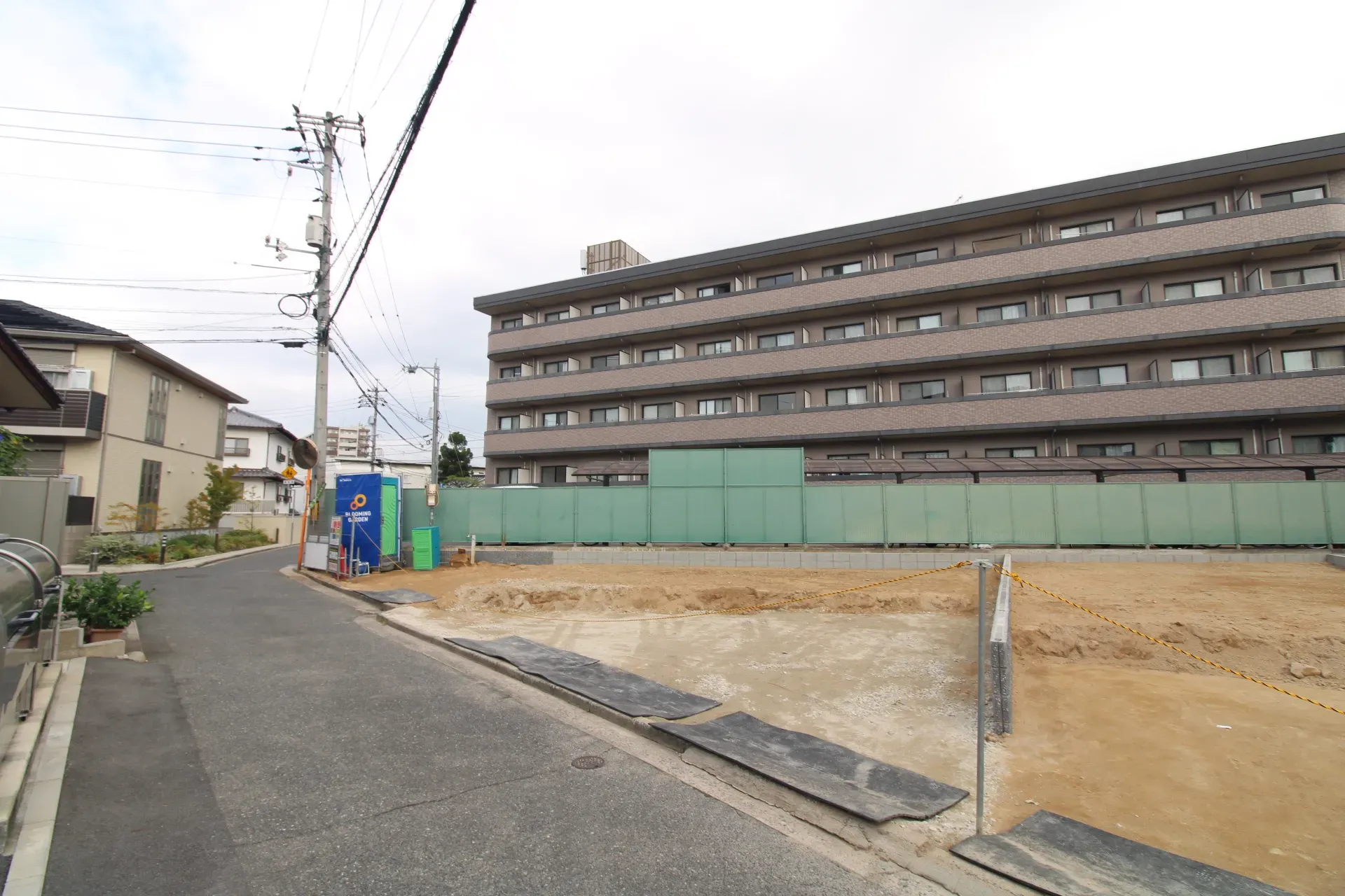 前面道路から見た宅地