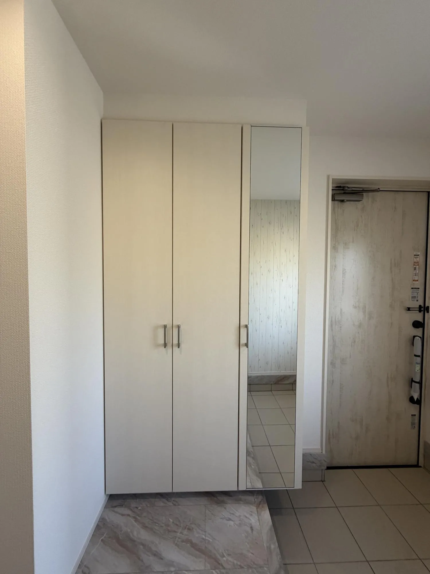 【大型玄関収納2号棟】散らかりがちな玄関をすっきり整える大型収納付き。住まいの第一印象を美しく保ちながら、日々の暮らしやすさにも配慮しています。
