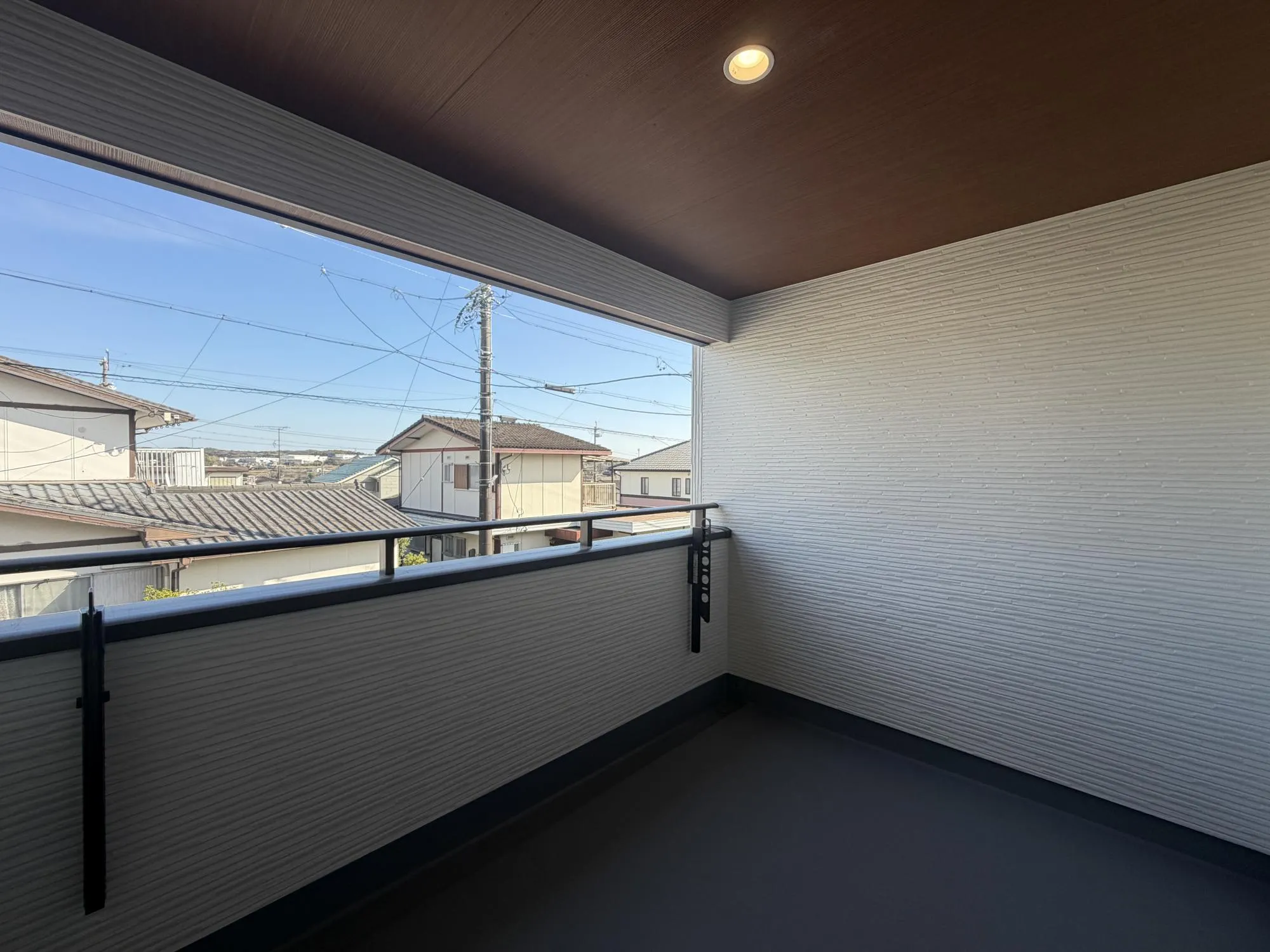 【バルコニー2号棟】	南向きのバルコニーは洗濯物が乾きやすいのが特徴。外の景色を楽しみながら過ごせる場所としても重宝し、自然と出番が多くなる場所です。