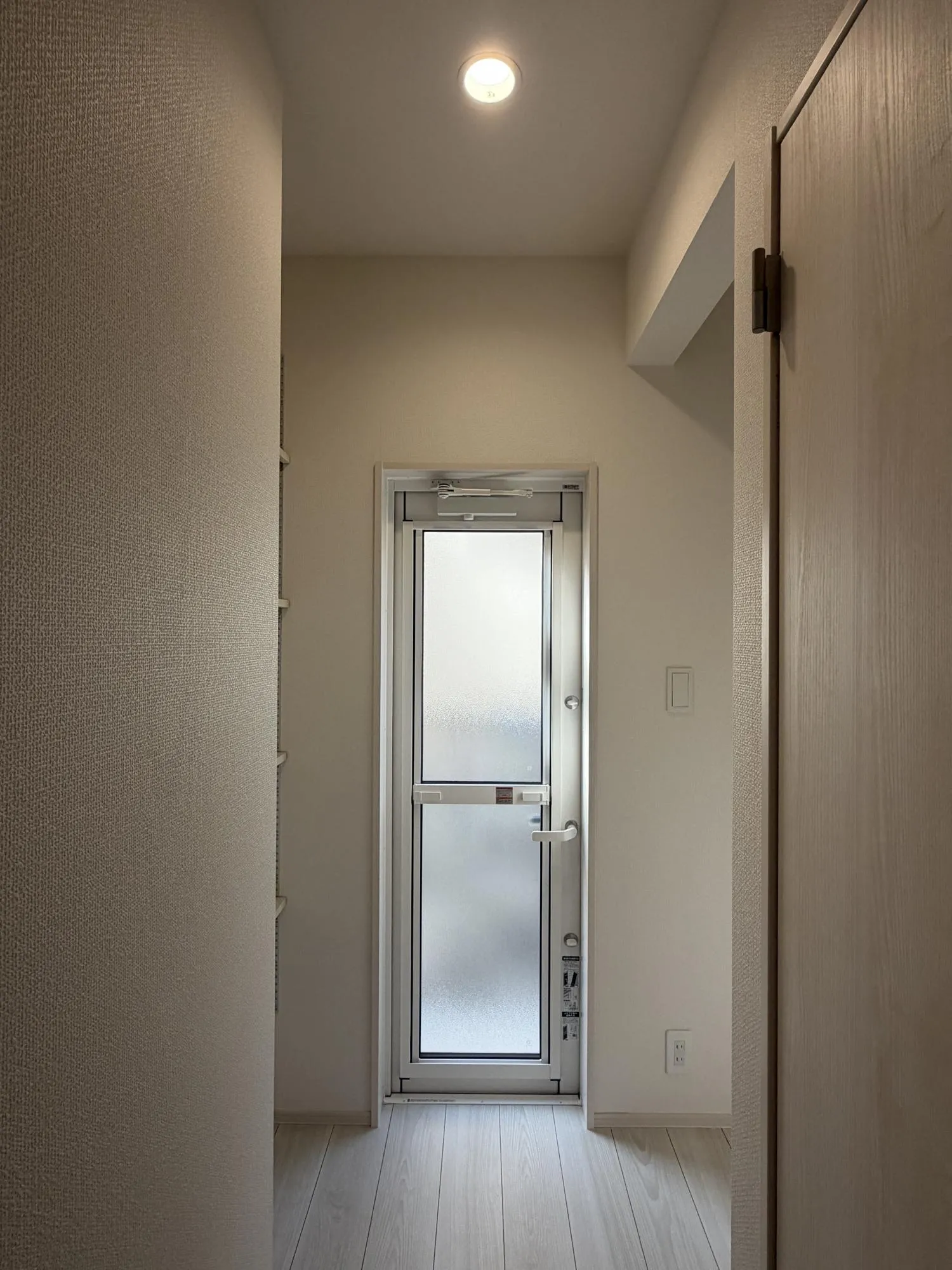 【勝手口2号棟】暮らしにもう一つの動線を。ゴミ出しも買い出し後の出入りもスムーズにこなす、便利さひろがる勝手口を採用。