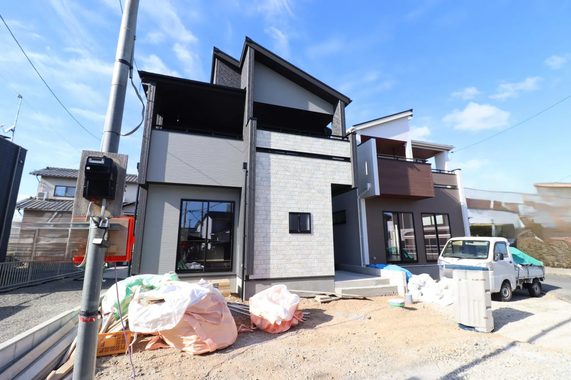 【外観写真:左1号棟/右2号棟】