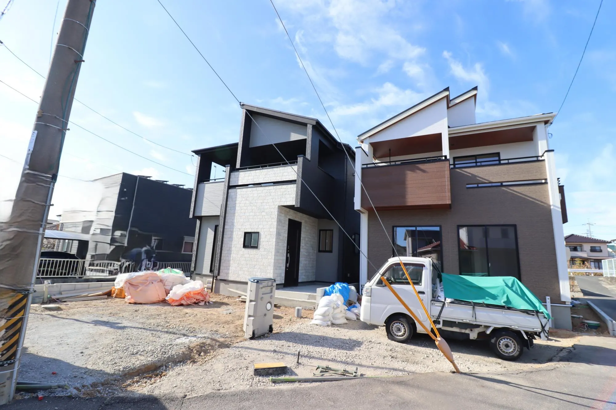 【外観写真:左1号棟/右2号棟】