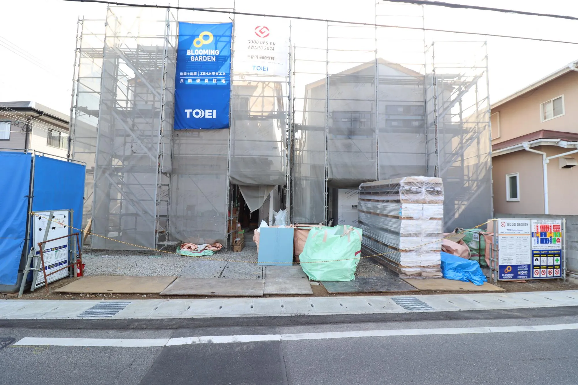 【上棟写真/左2号棟:右1号棟】