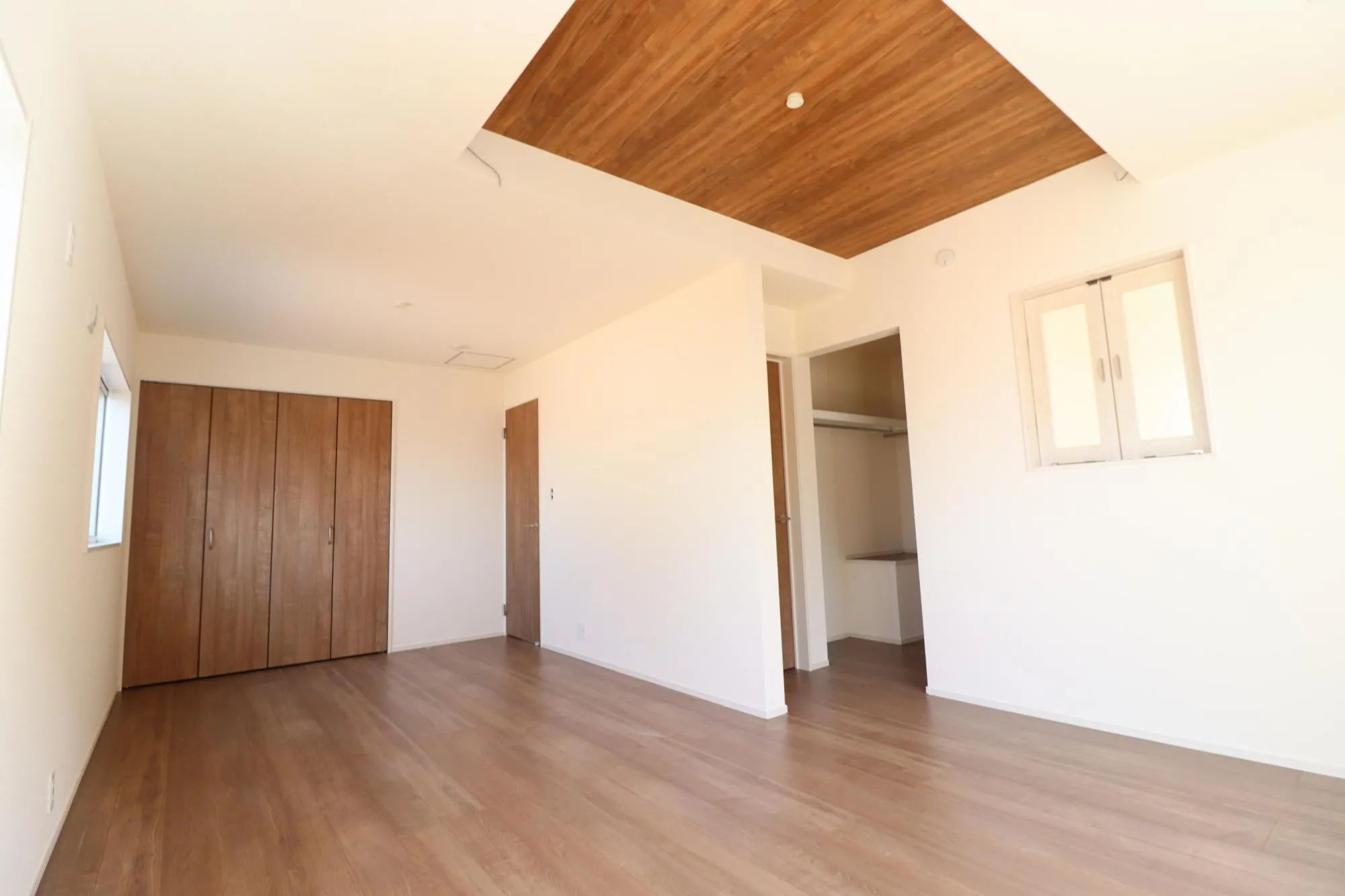 【2階洋室(11.25帖)/1号棟】