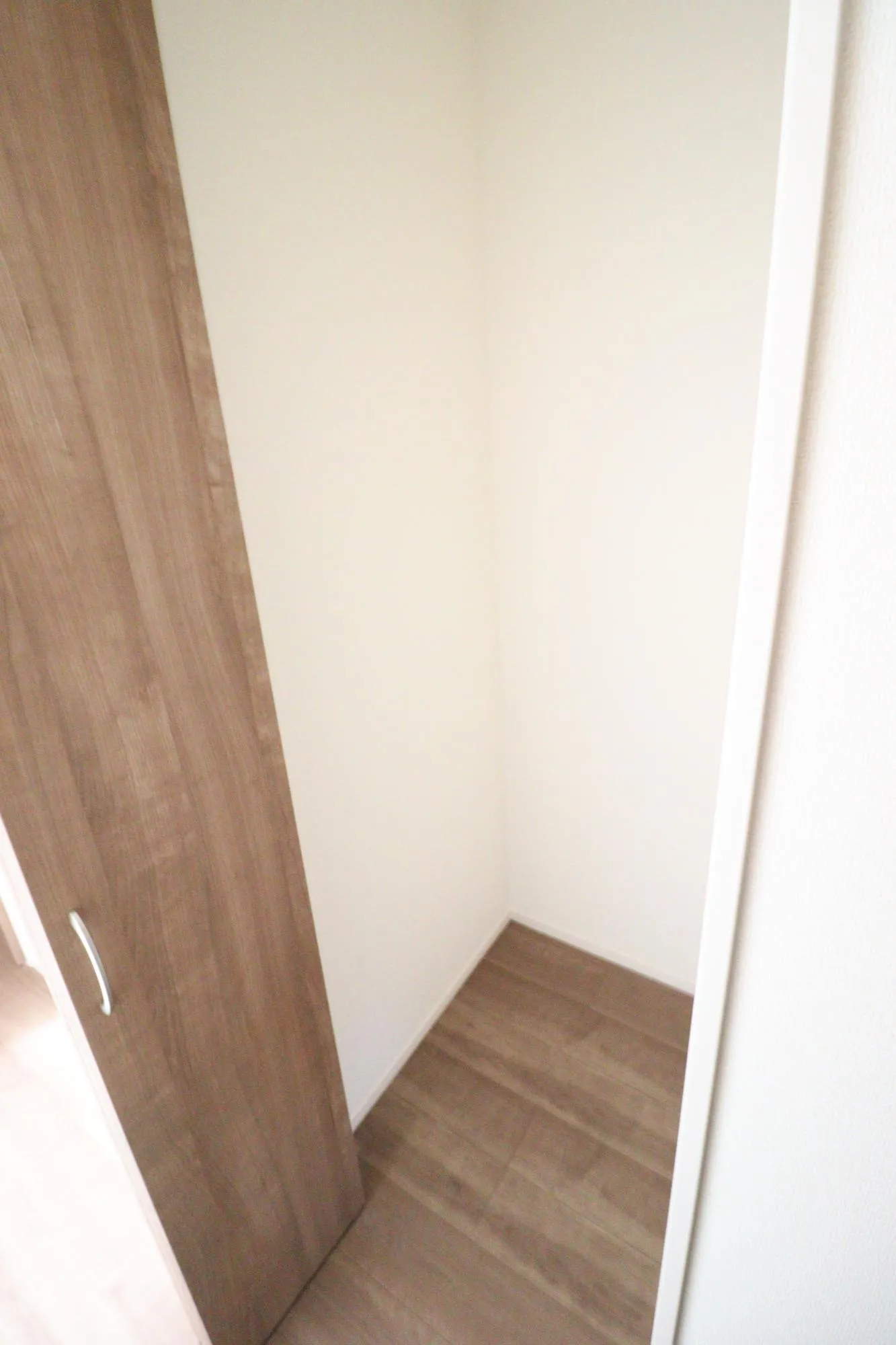 【2階通路の収納スペース/1号棟】