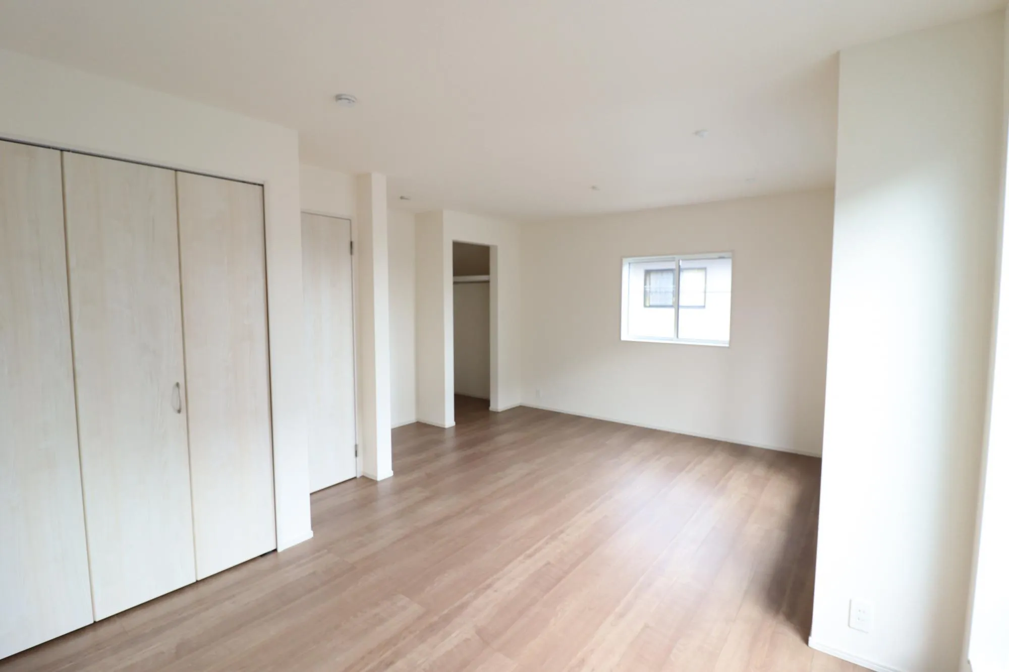 【2階洋室(11.0帖)/2号棟】