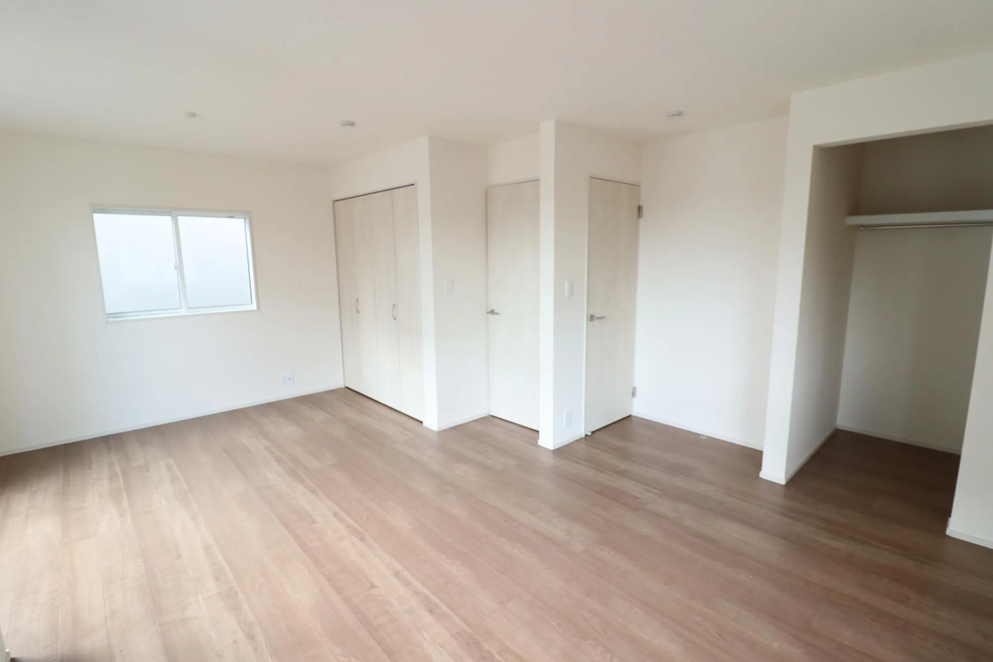 【2階洋室(11.0帖)/2号棟】