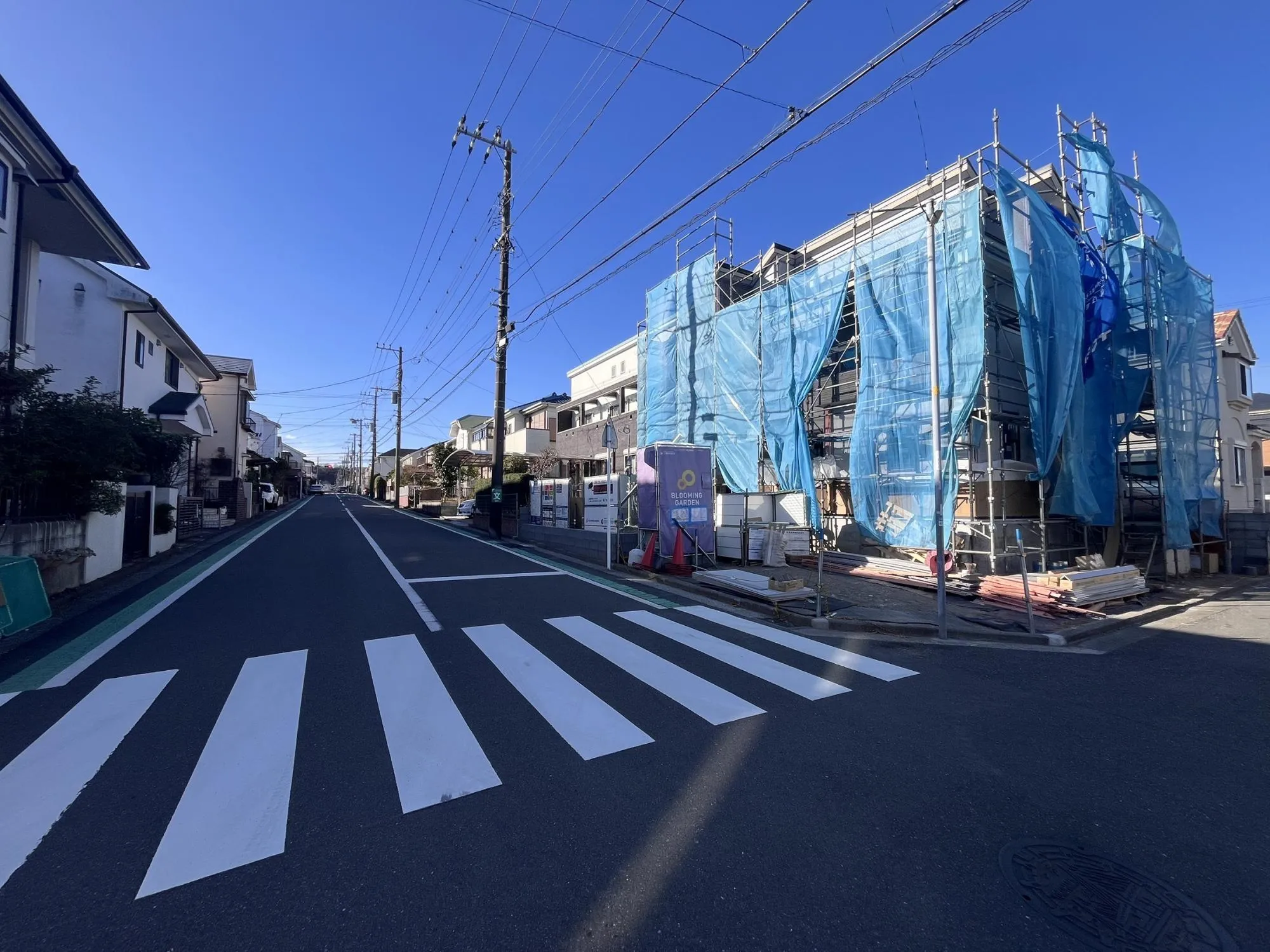 ＼南東角地 前面道路8m・6mの開放感!/
陽光に包まれる明るい住まい。
前面道路が広く、車の出し入れもスムーズです。