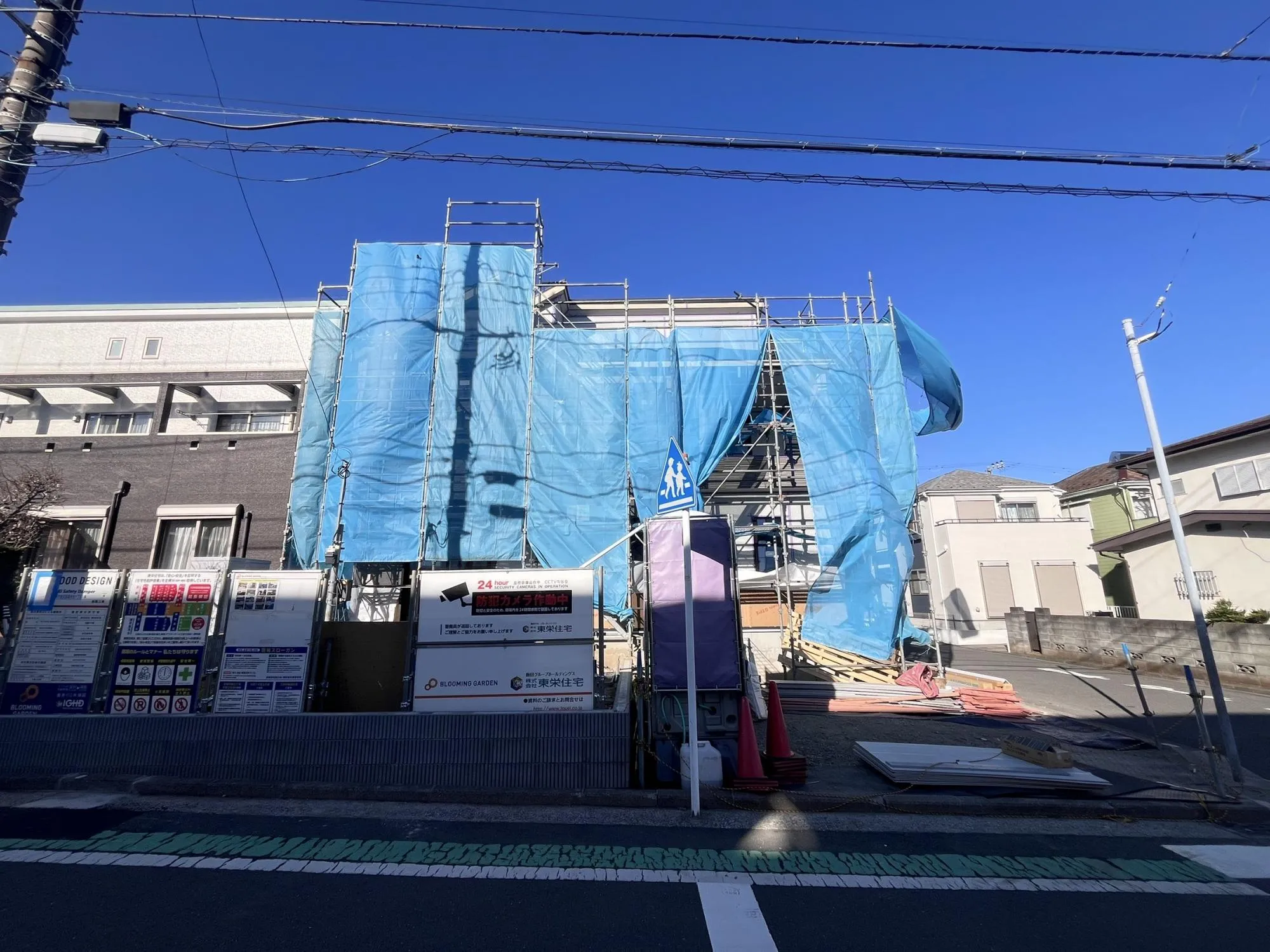 駐車スペース3台、庭スペース、マルチエントランスといった、敷地にゆとりがあるからこそできたプランです。ご覧いただければ建売っぽくないの意味が分かります。
