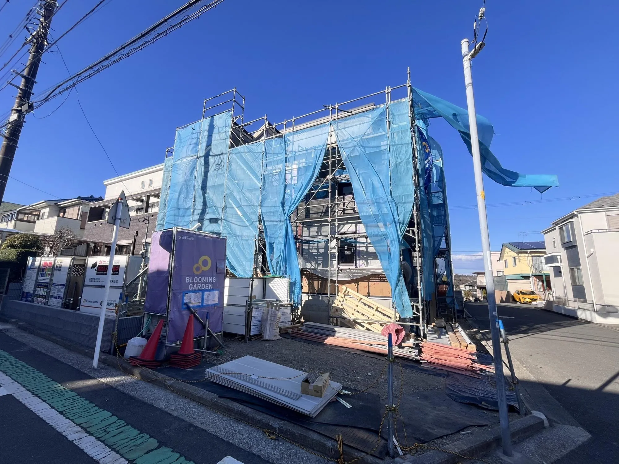 南道路に面し、日当たり良好!明るく開放的な住まいで、毎日が心地よい空間に。カースペース3台分完備で、ご家族や来客にも便利です。