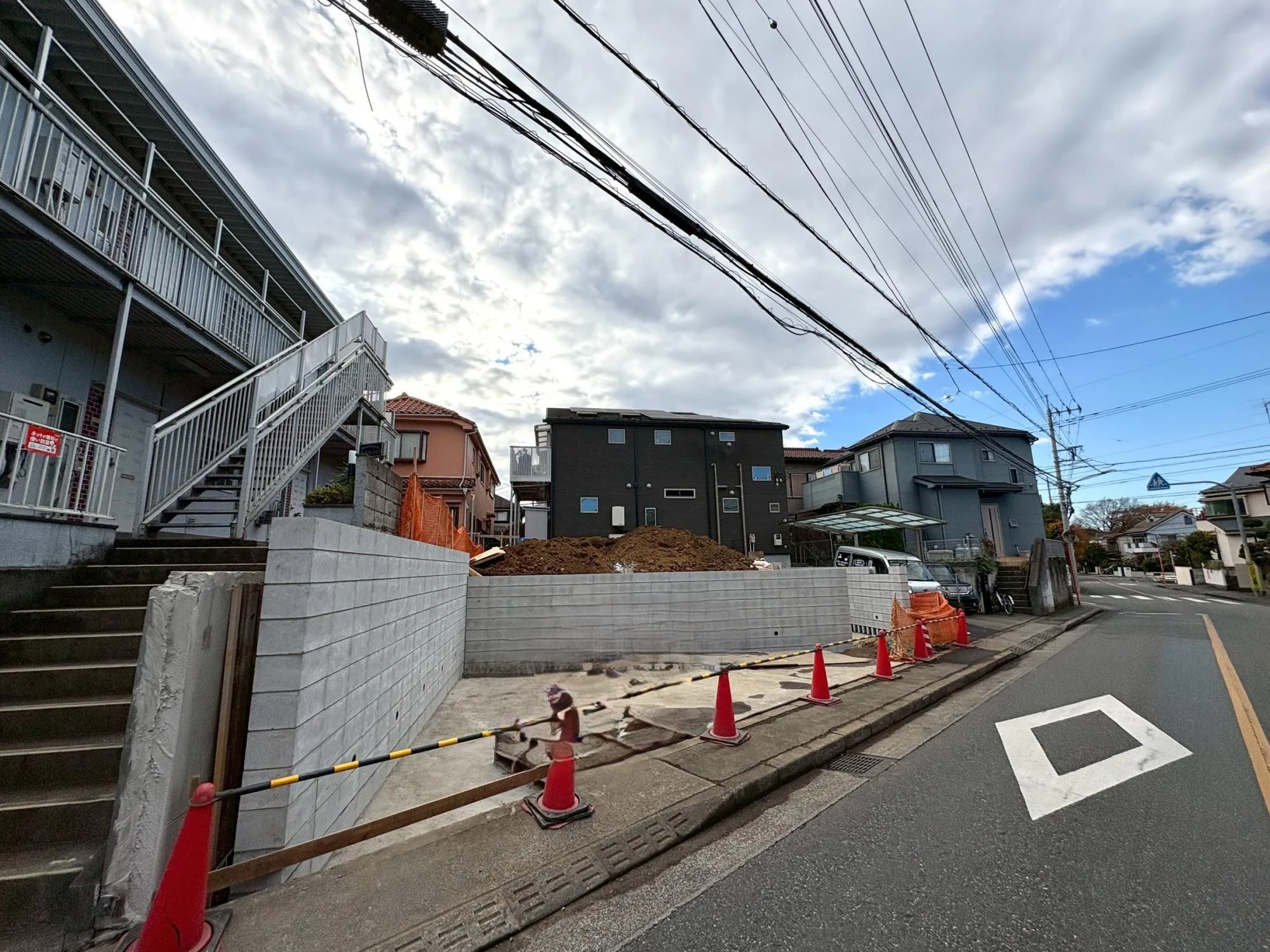 現地前面道路(2025年11月撮影)