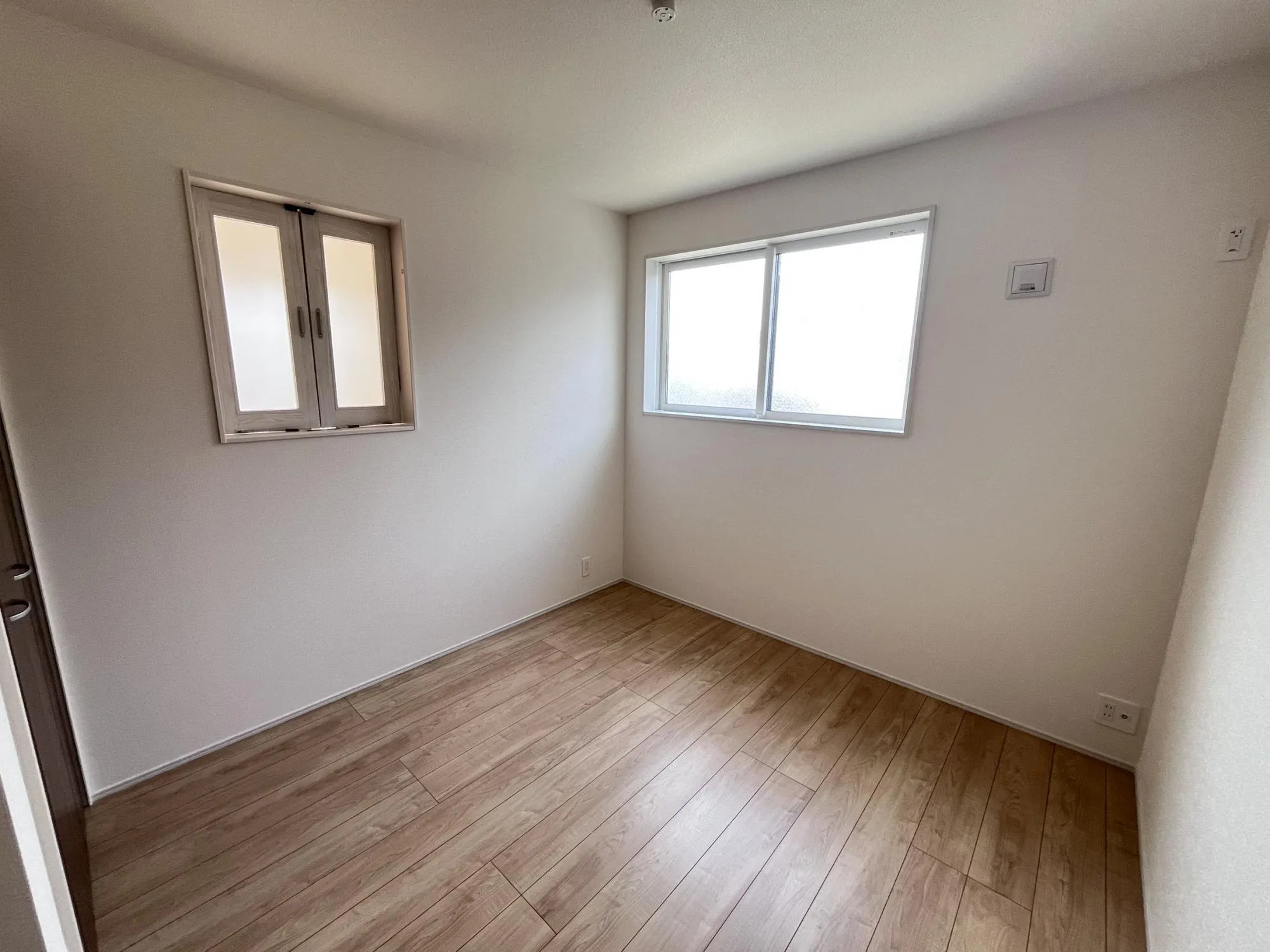 2面採光で、日中は自然光がたっぷり差し込み、明るく心地よい空間です。
