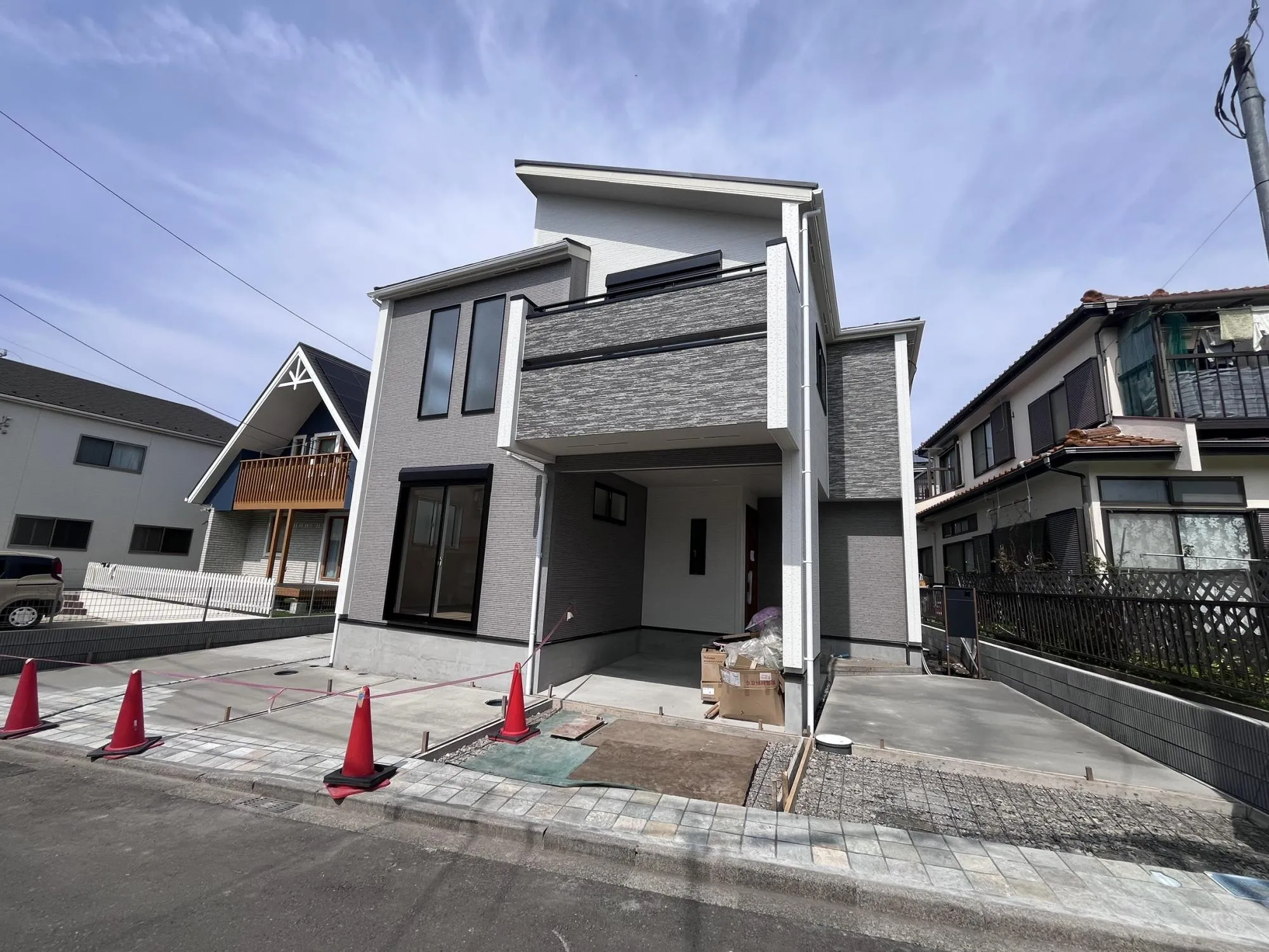 南道路に面し、日当たり良好!明るく開放的な住まいで、毎日が心地よい空間に。カースペース2台分完備で、ご家族や来客にも便利です。