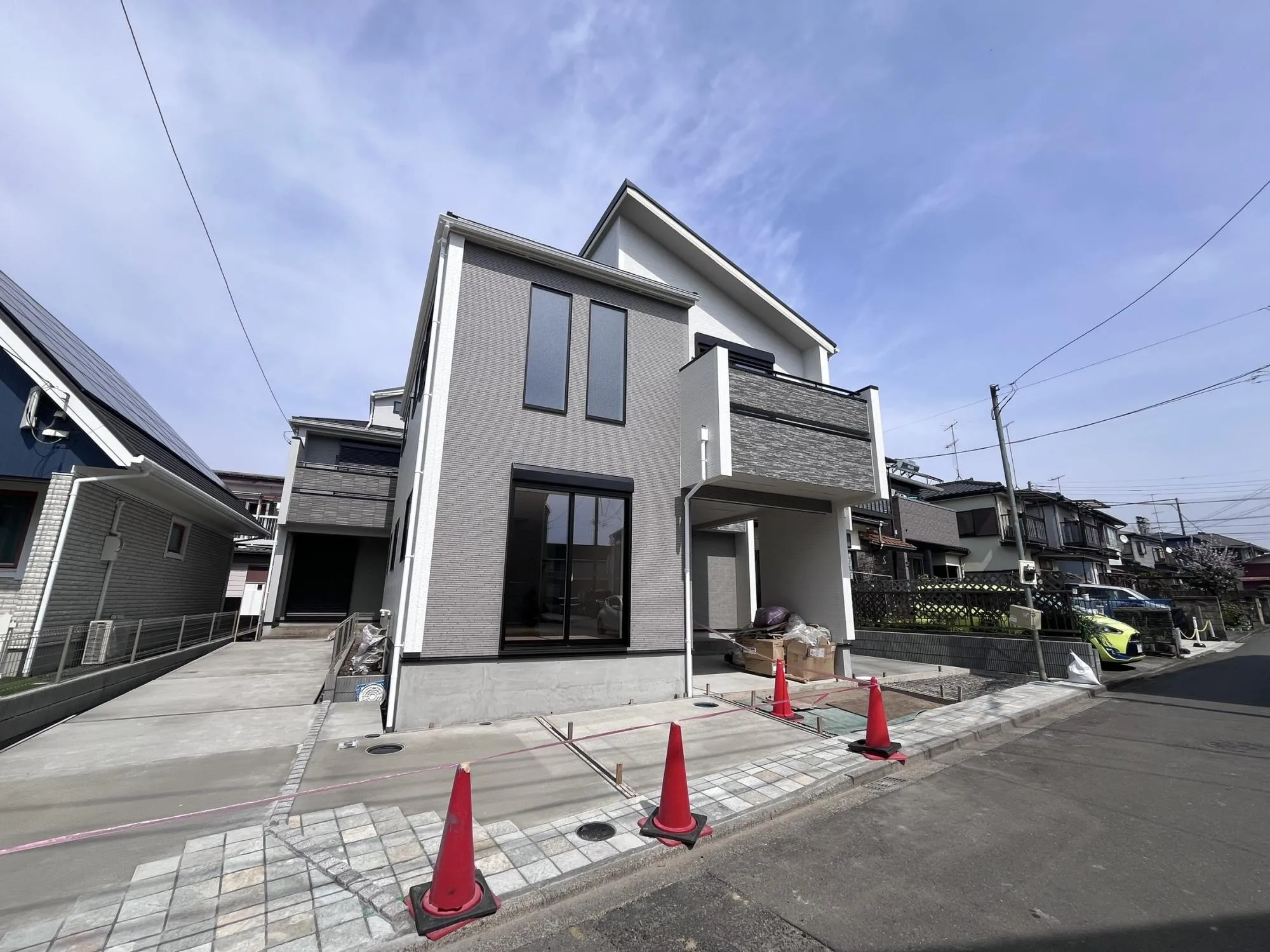 周辺は居住者のみの利用のため交通量が少なく、車の出入りもスムーズに行えます。静けさと安心を両立した住まい。