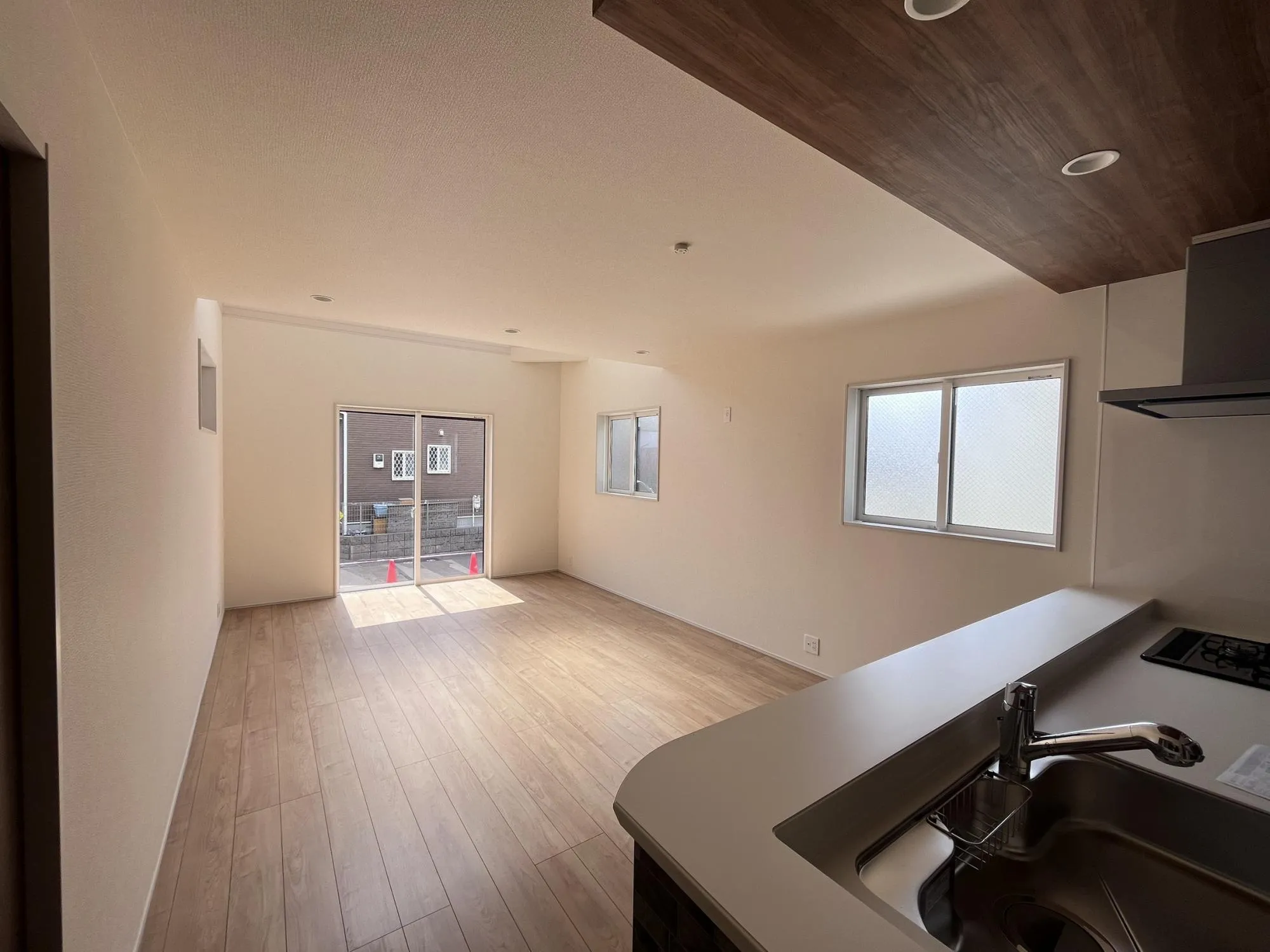 開放感と明るさを兼ね備えたリビングは、家族の憩いの場にぴったり。自然光に包まれる贅沢な時間をお過ごしください。