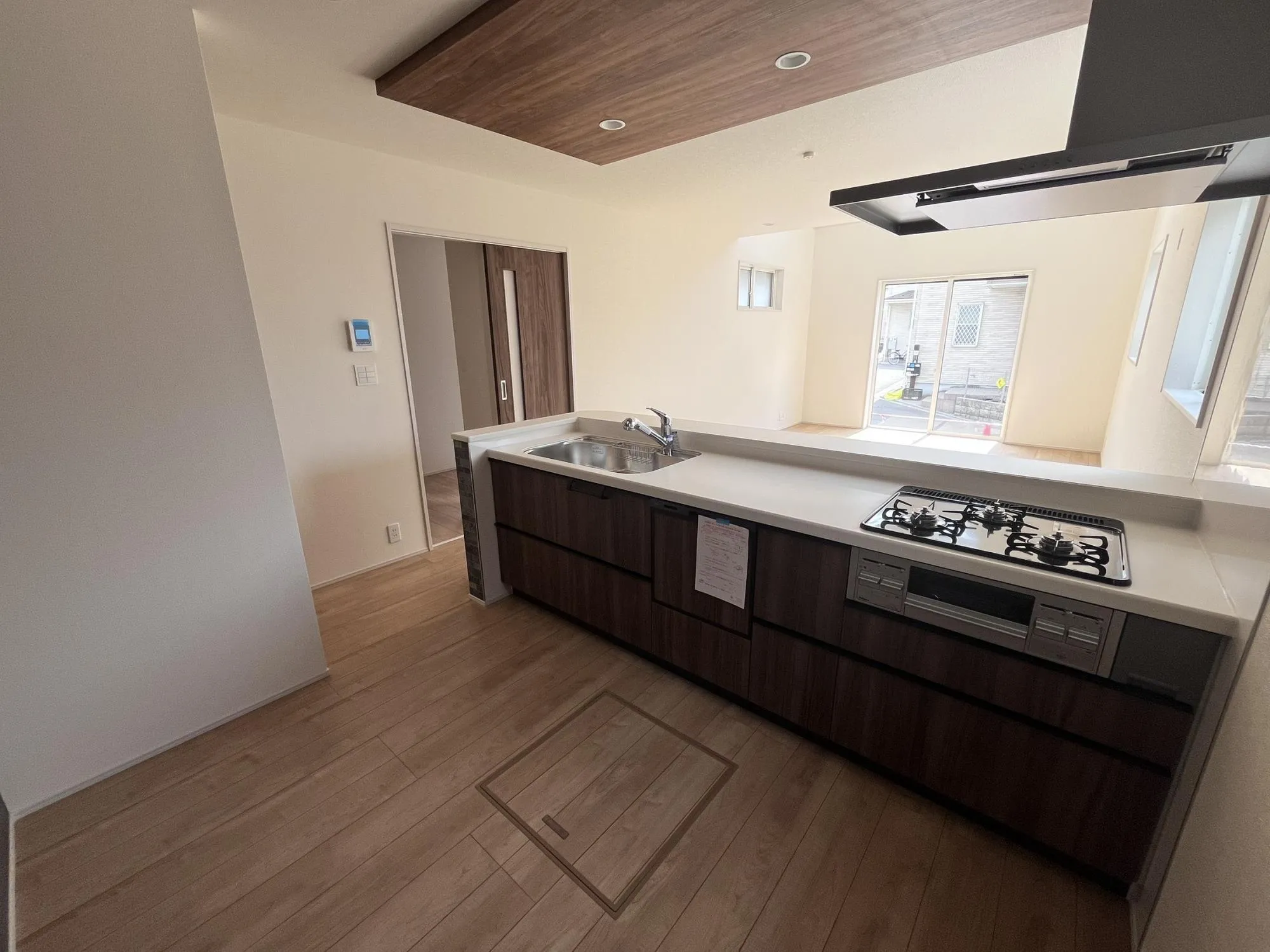 機能性とデザイン性を兼ね備えたシステムキッチン。
料理をする時間が、心地よいひとときに変わります。
