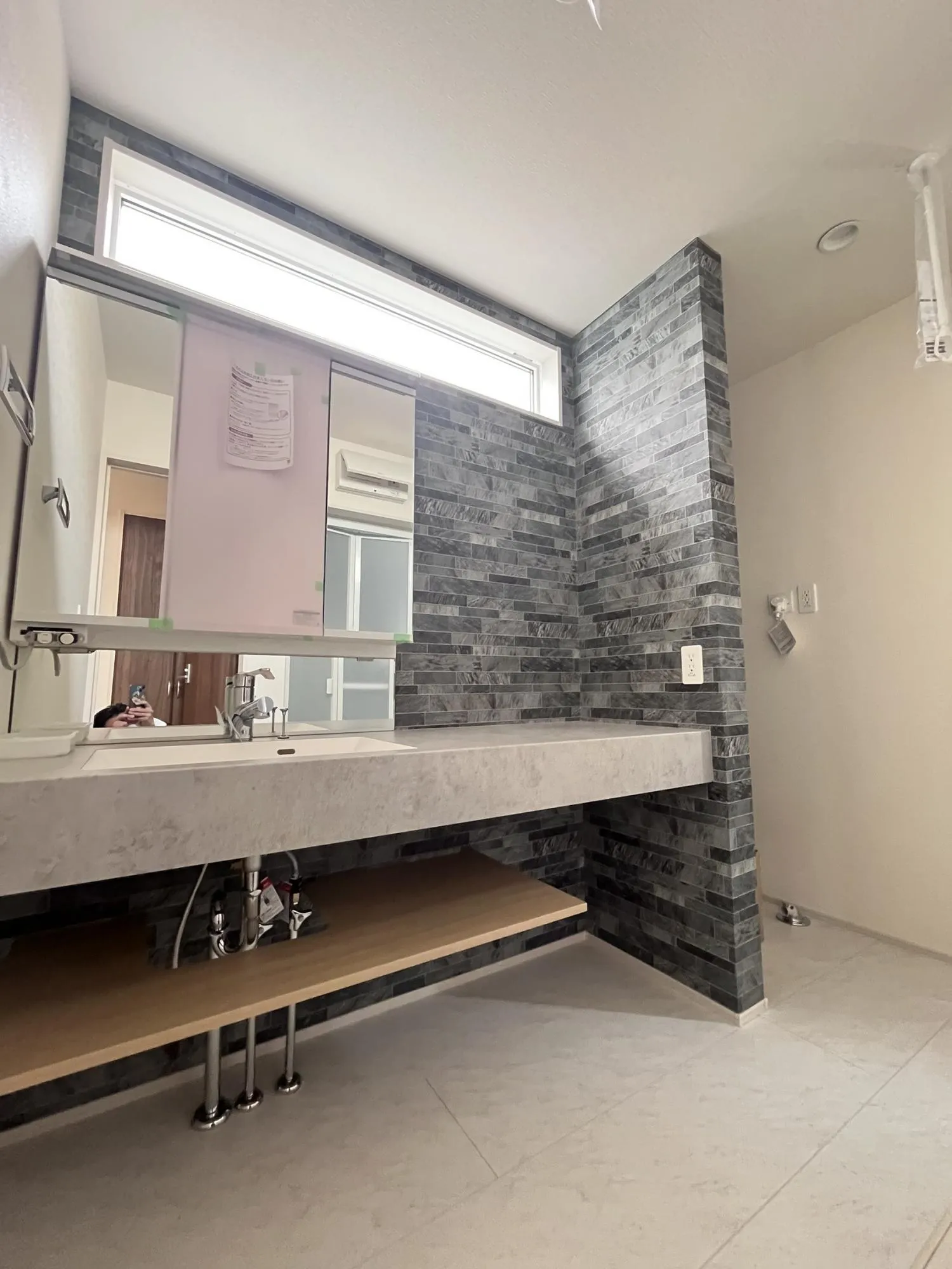 ワイド仕様でオシャレ&便利なスマートサニタリー