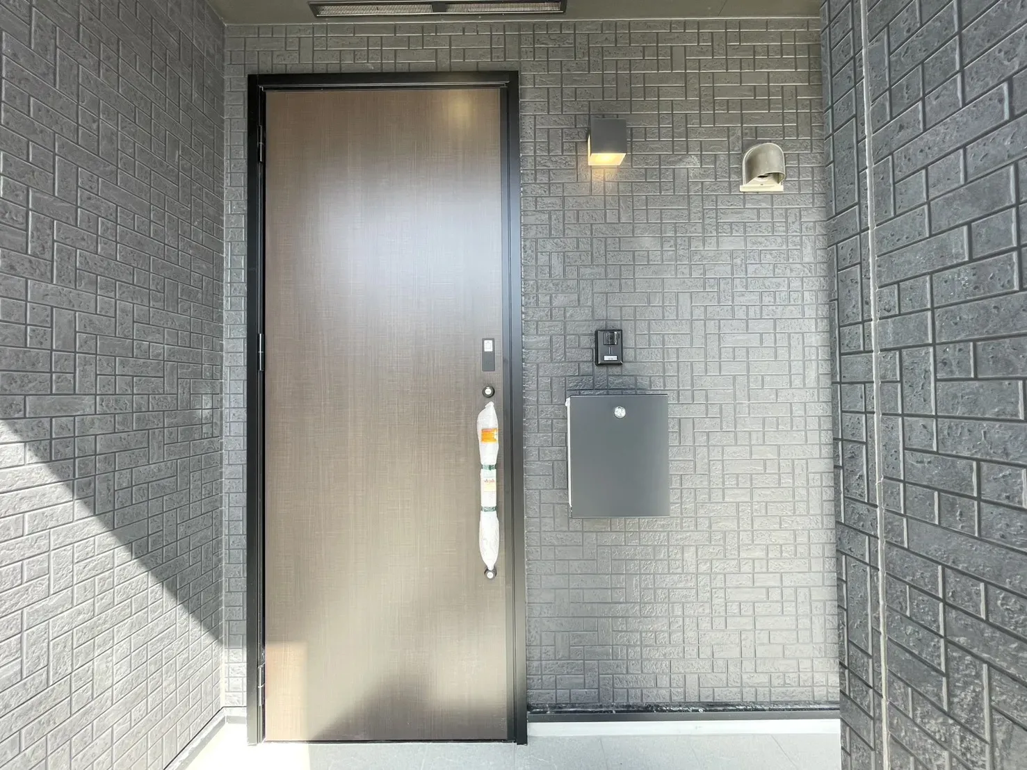 1号棟　玄関扉　壁付けポスト