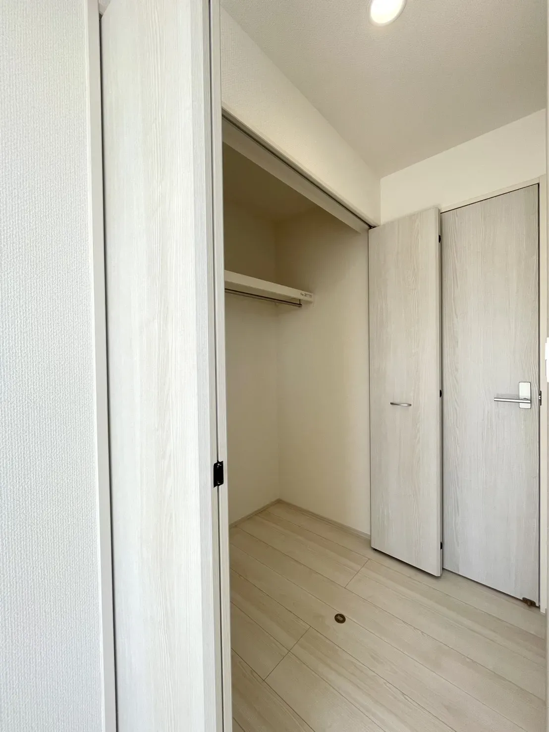 1号棟　居室5.25帖(3階) 南側　クローゼット