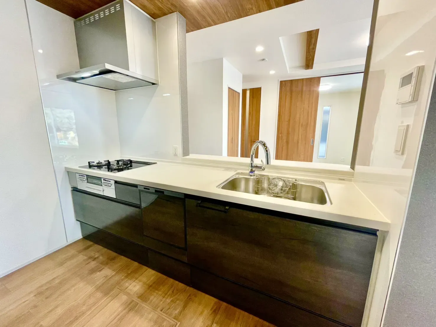 開放的な対面式キッチン