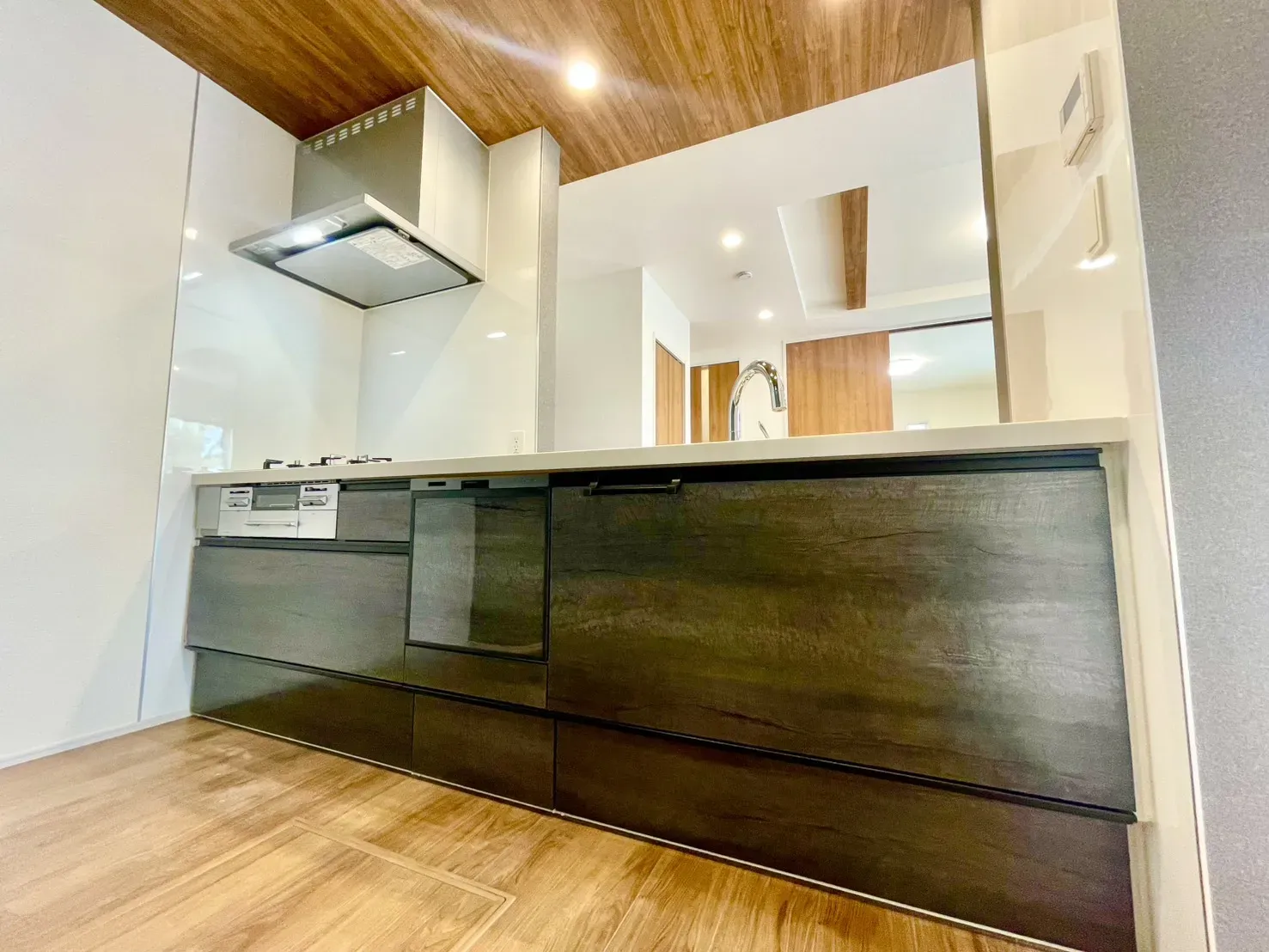 ポップアップ天井が映えるオープンキッチン