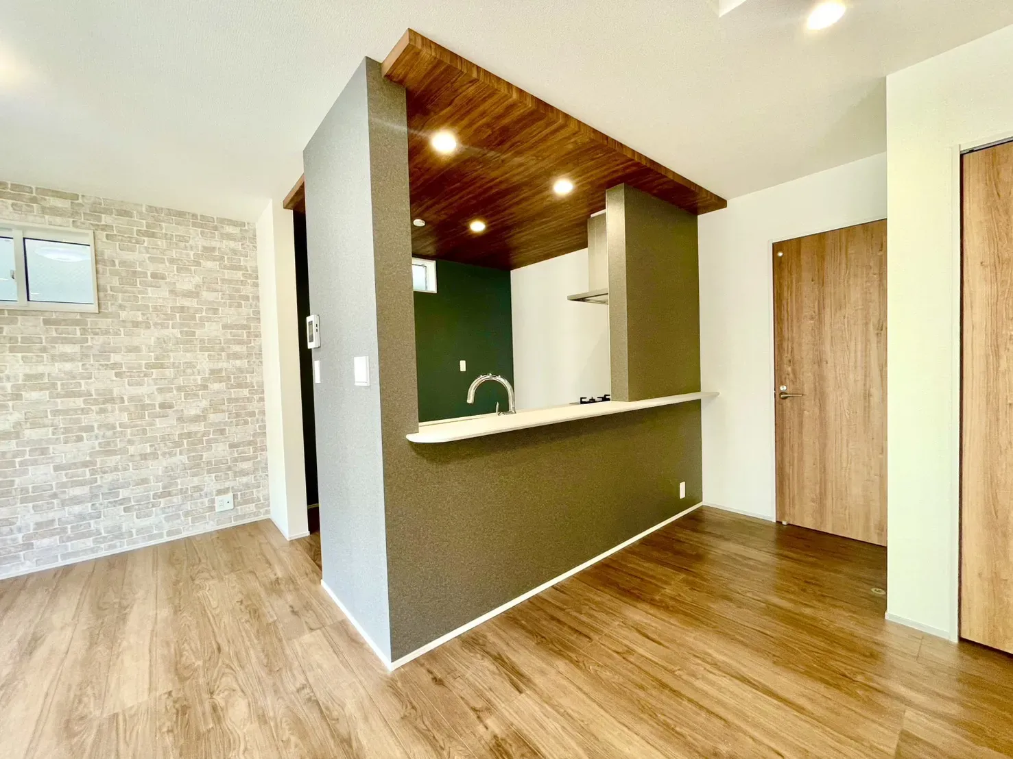 木目ポップアップ天井がおしゃれなキッチン空間