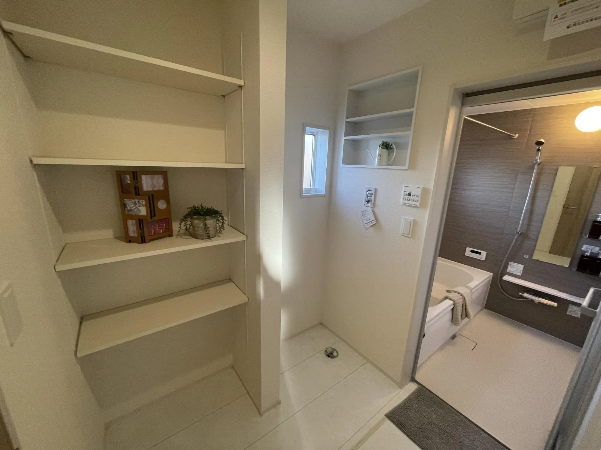 収納豊富な洗面室