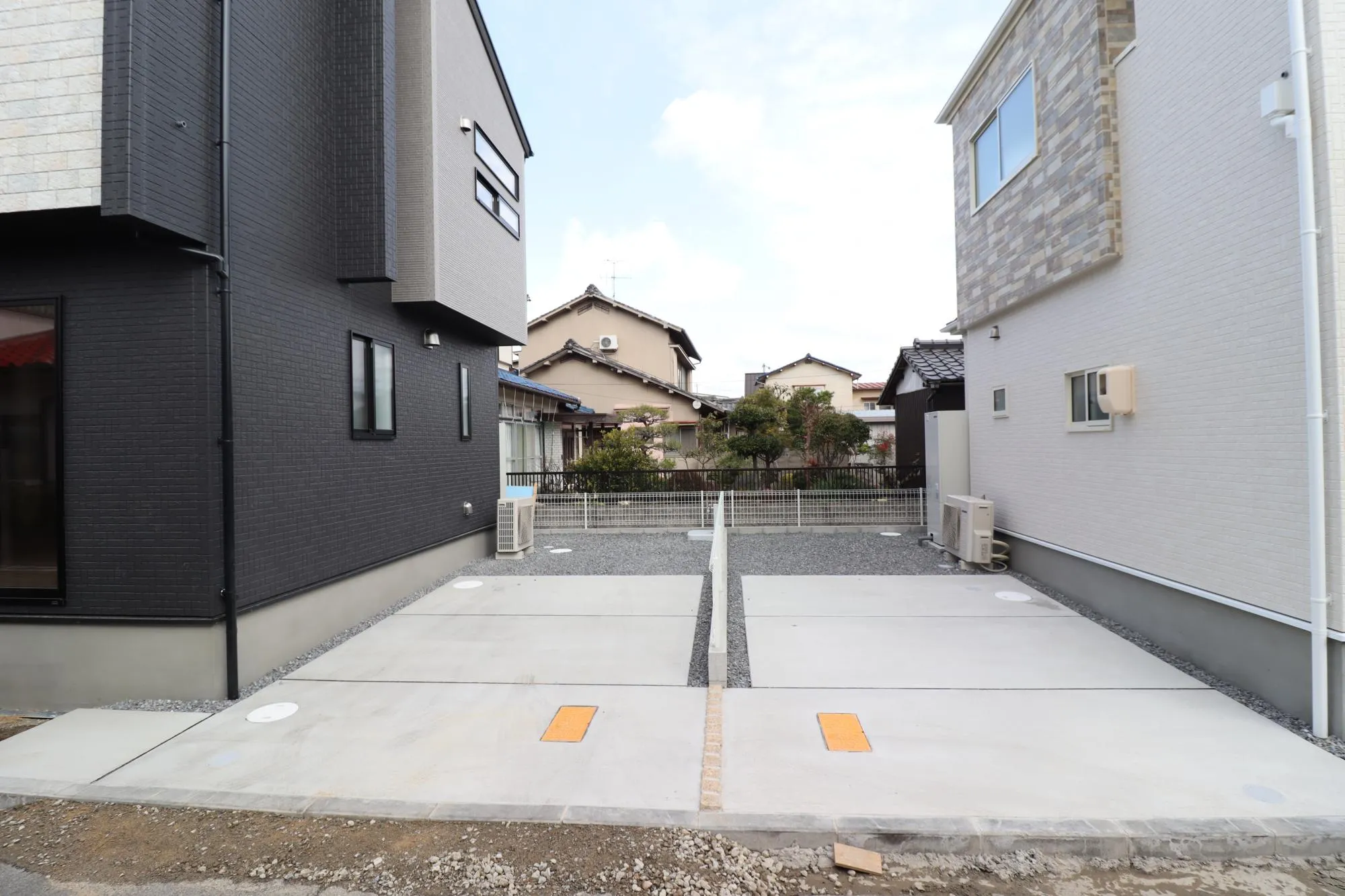 【左1号棟:右2号棟/駐車スペース】