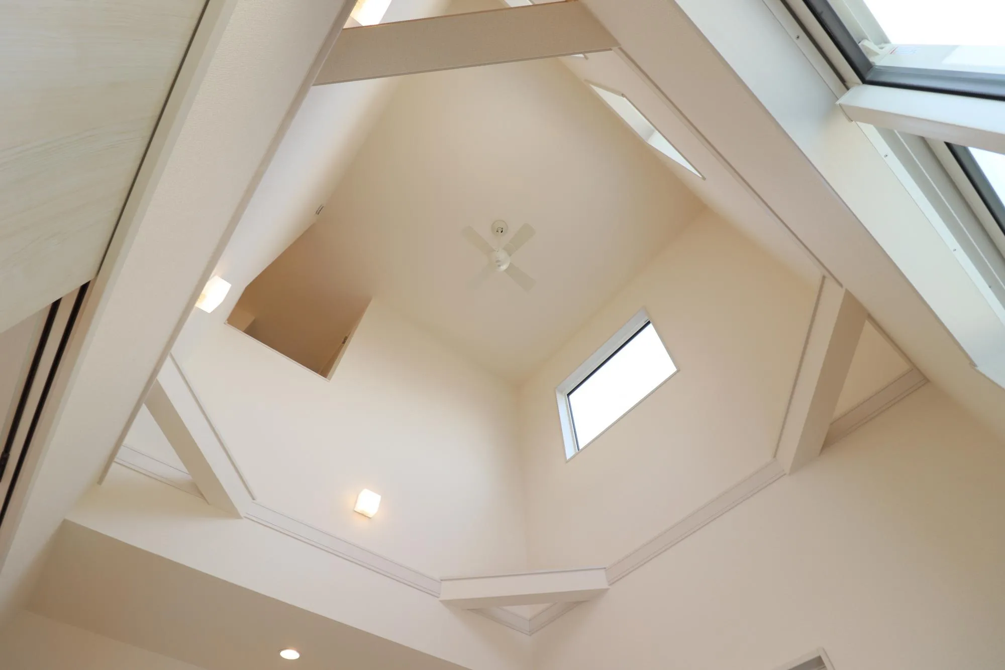 【2号棟/1階洋室 上部吹き抜け天井】