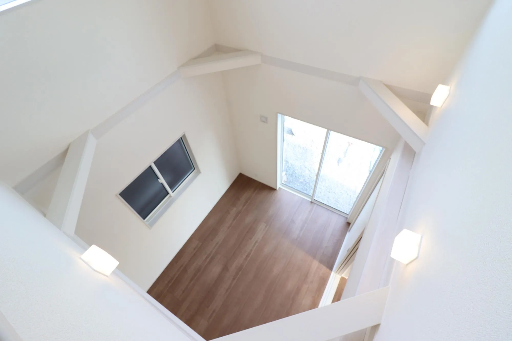 【2号棟/1階洋室 上部吹き抜け天井】