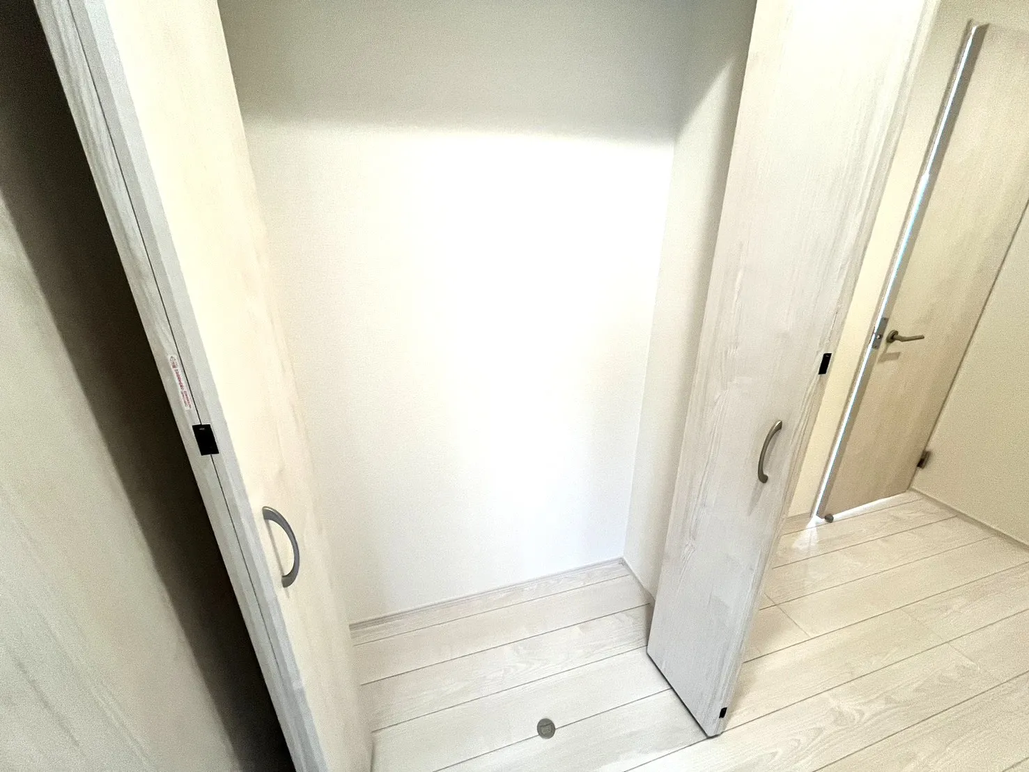 ☆1号棟　2階廊下収納☆