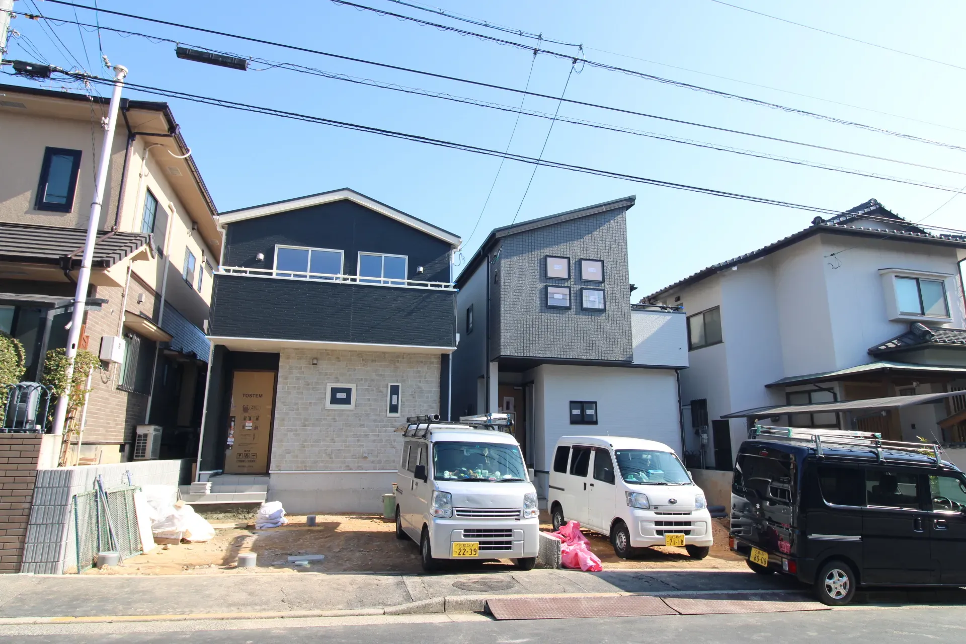 前面道路から見た外観