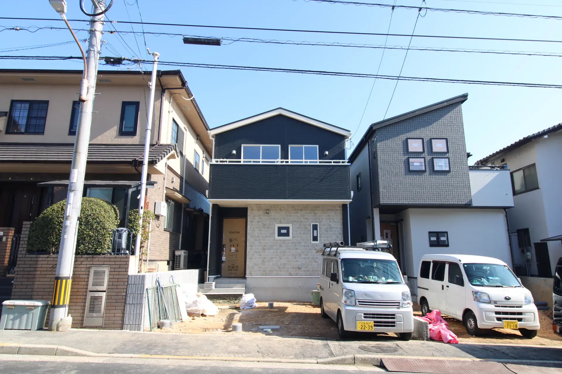 前面道路から見た外観