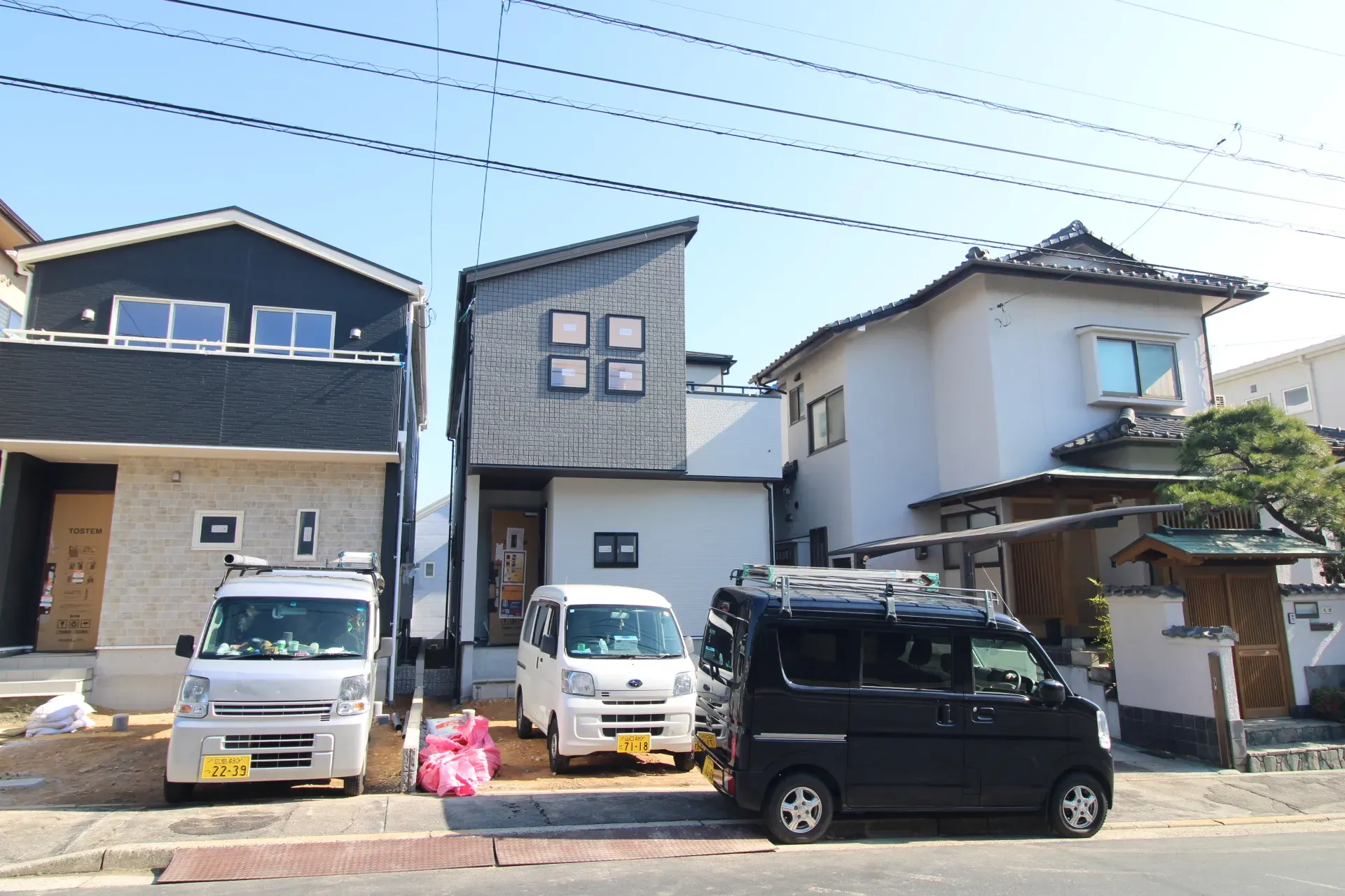 前面道路から見た外観