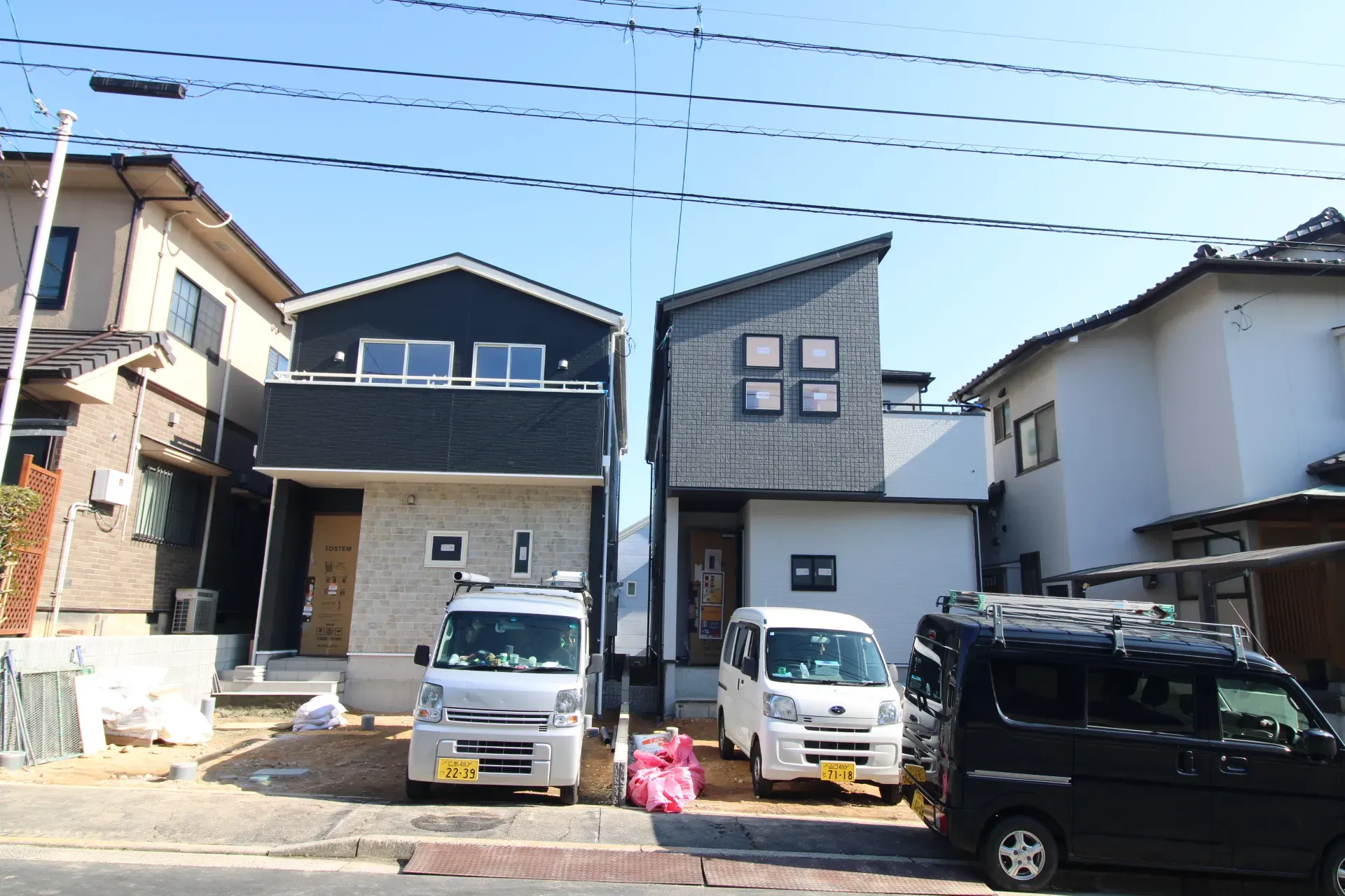 前面道路から見た外観