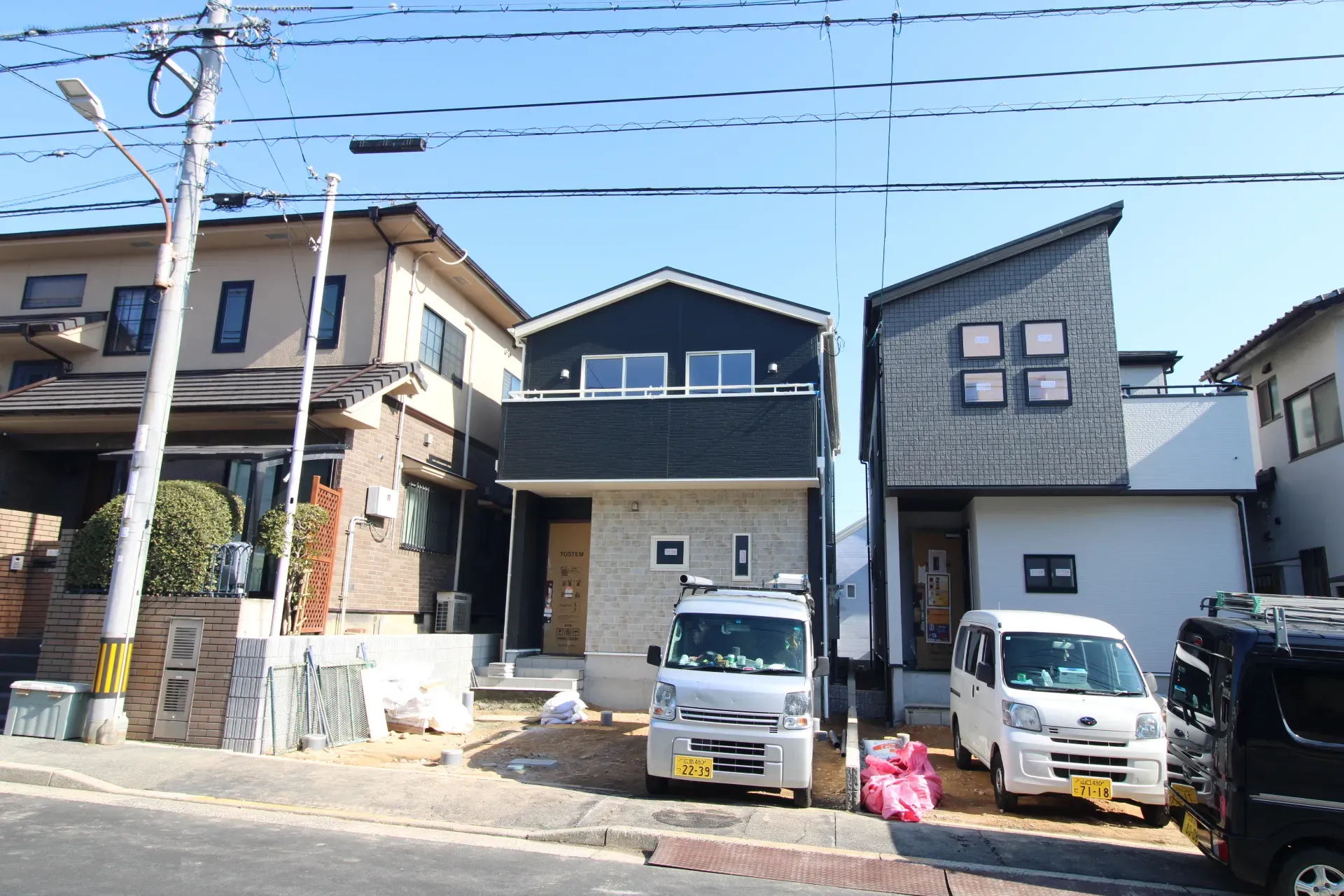 前面道路から見た外観