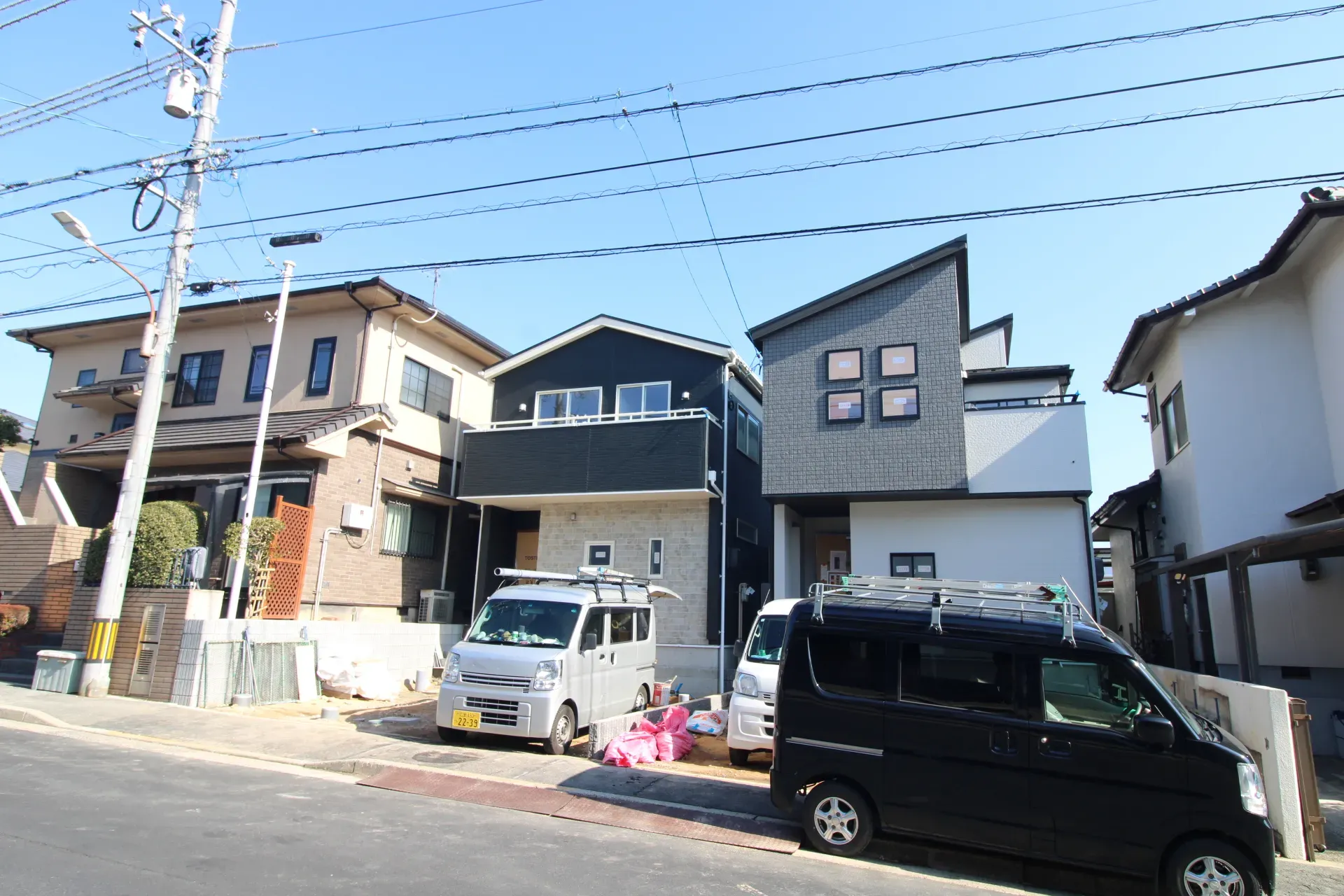 前面道路から見た外観