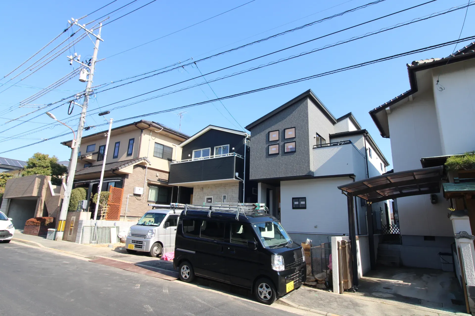 前面道路から見た外観