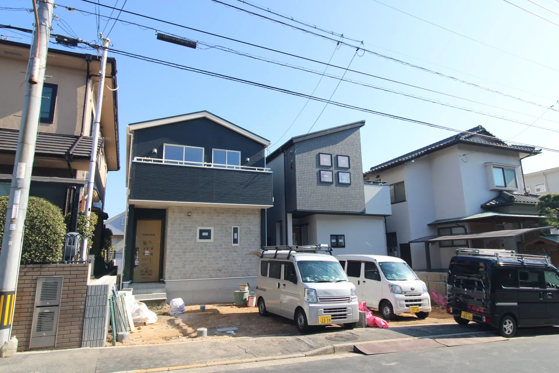 前面道路から見た外観