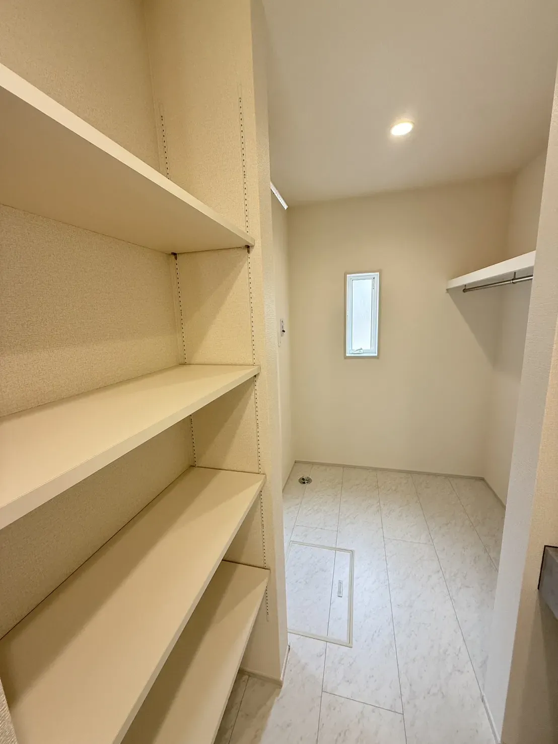 【収納】
4段の可動棚と物干し付きの棚で収納力が豊富!