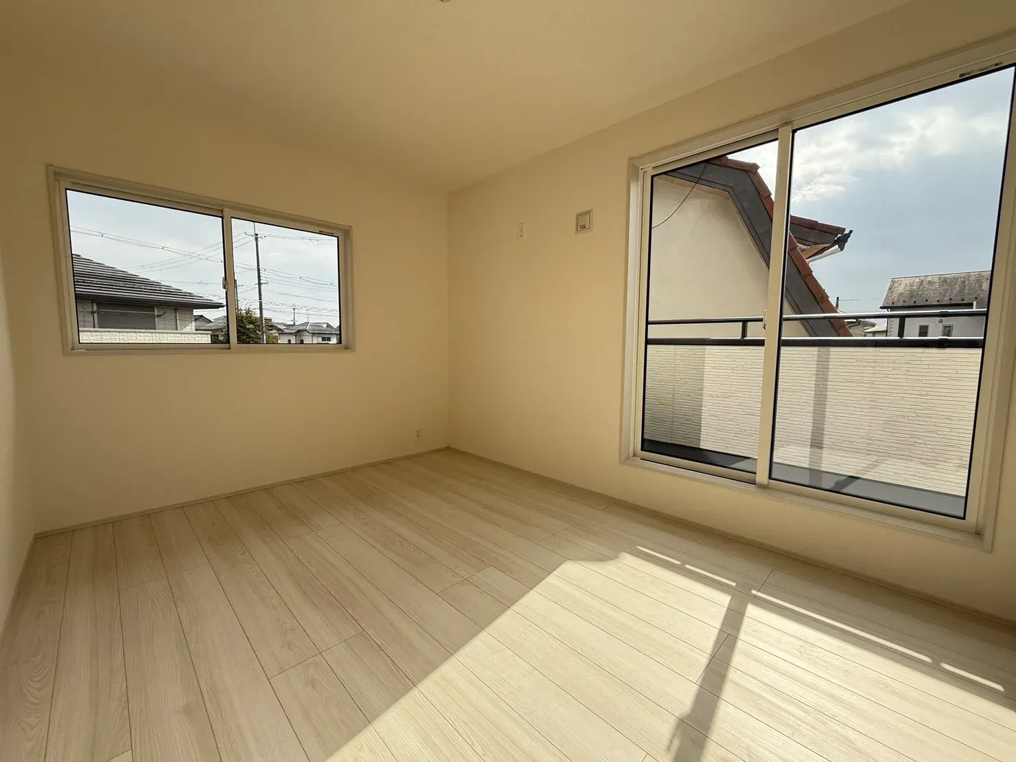 【6.0帖洋室】
明るい光が差し込むお部屋になっています!