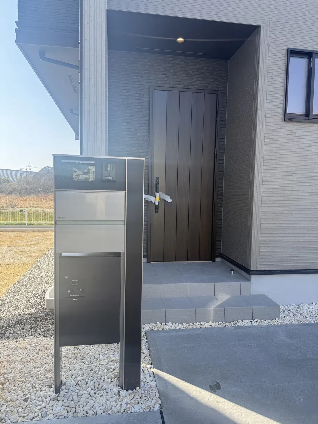 【玄関ポーチ・ポスト】
宅配ボックス付きのポストで不在時でも安心です。